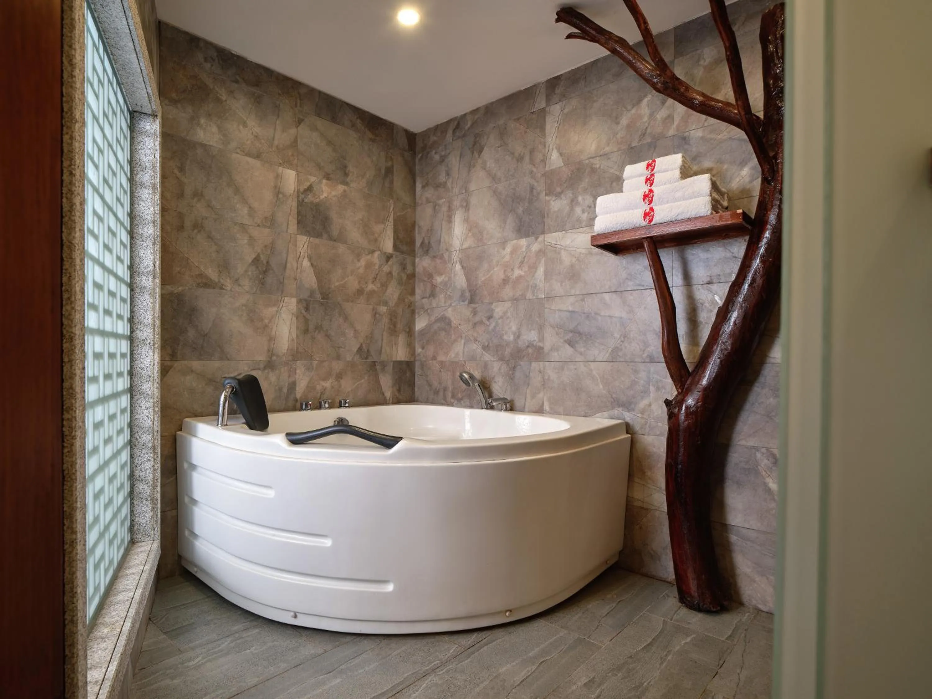 Hot Tub in Lee's Boutique Resort