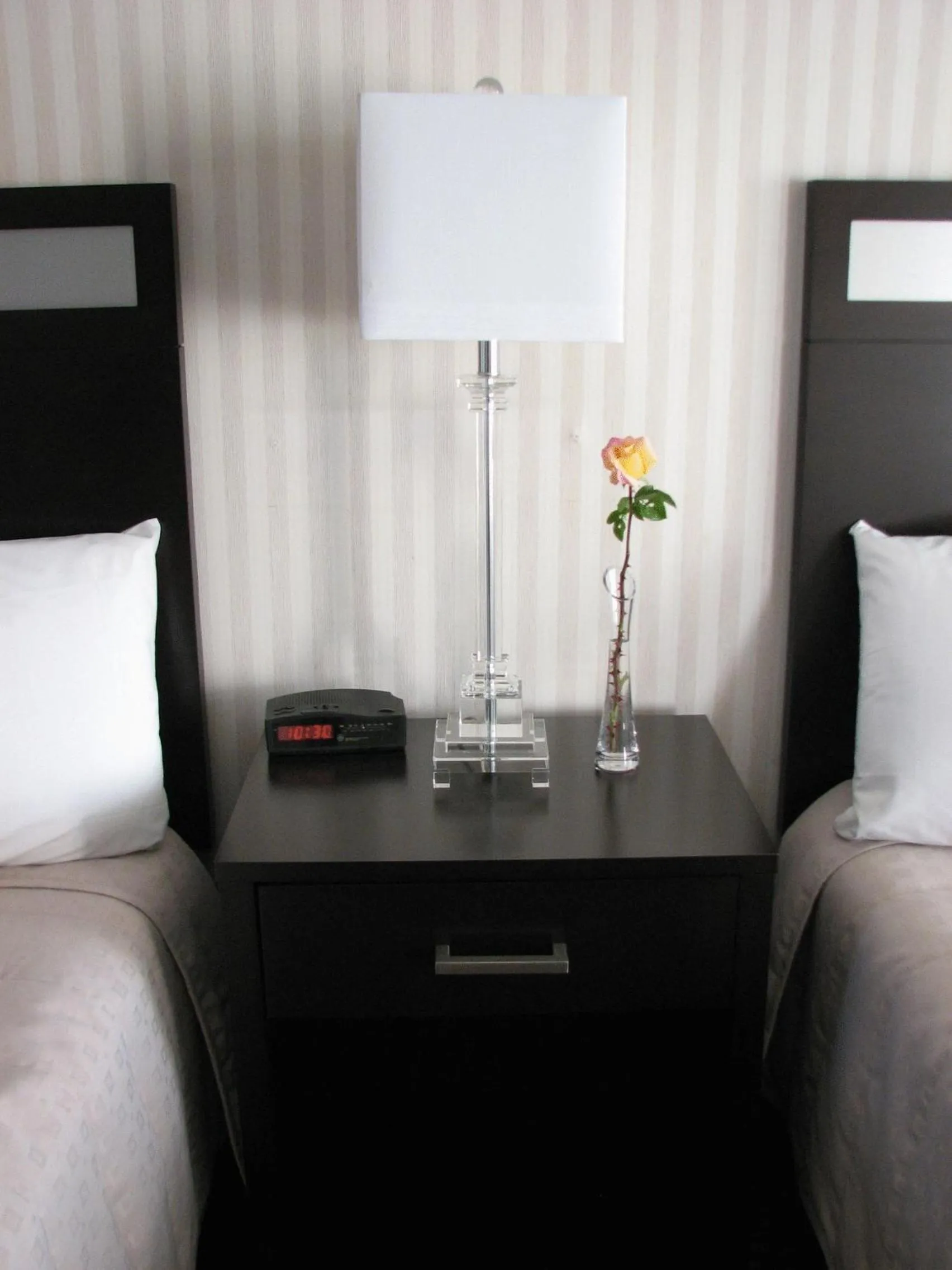 Bedroom, Bed in Parkside Inn Bridgeview