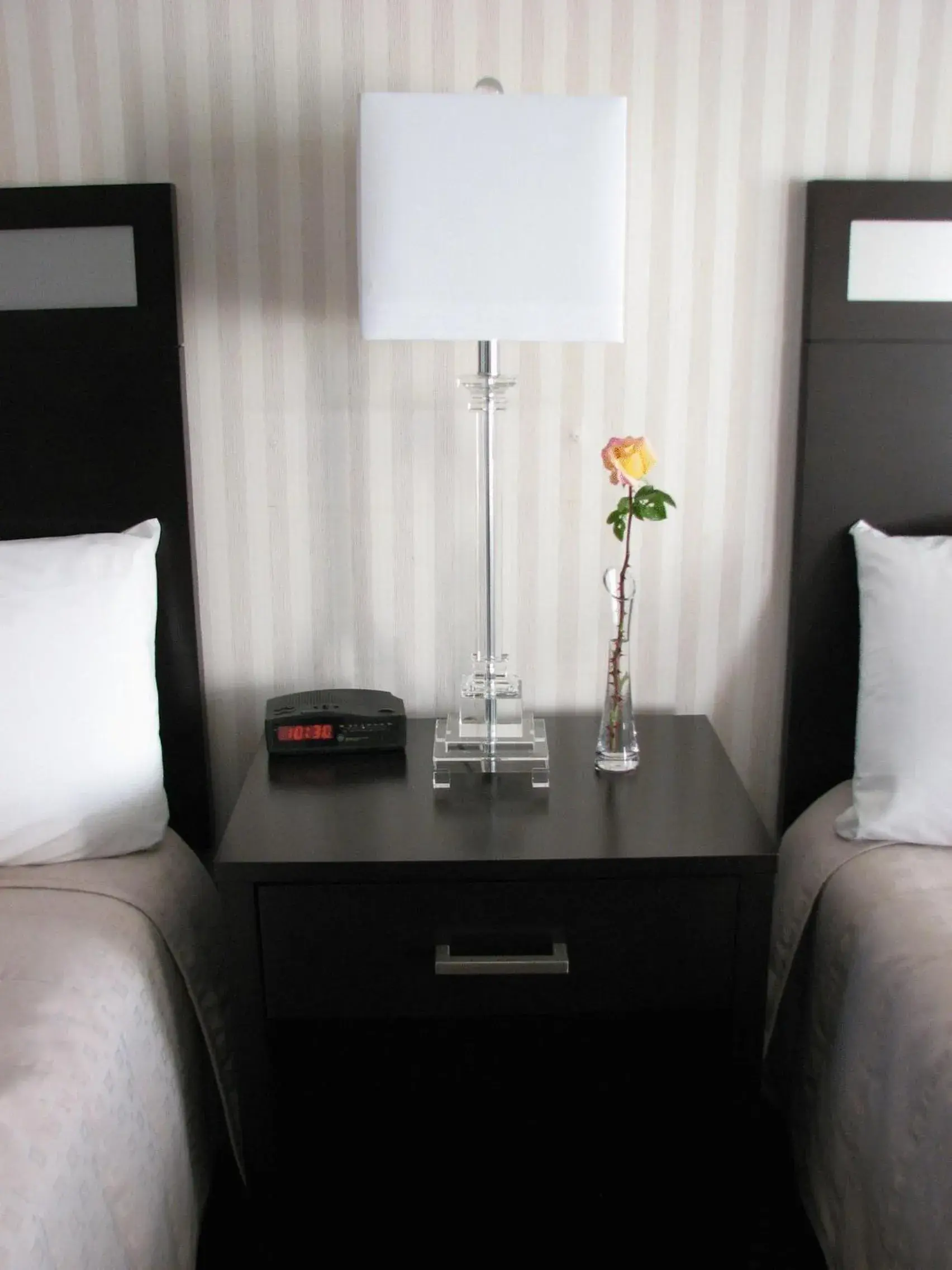 Bedroom, Bed in Parkside Inn Bridgeview Bedroom, Bed in Parkside Inn Bridgeview