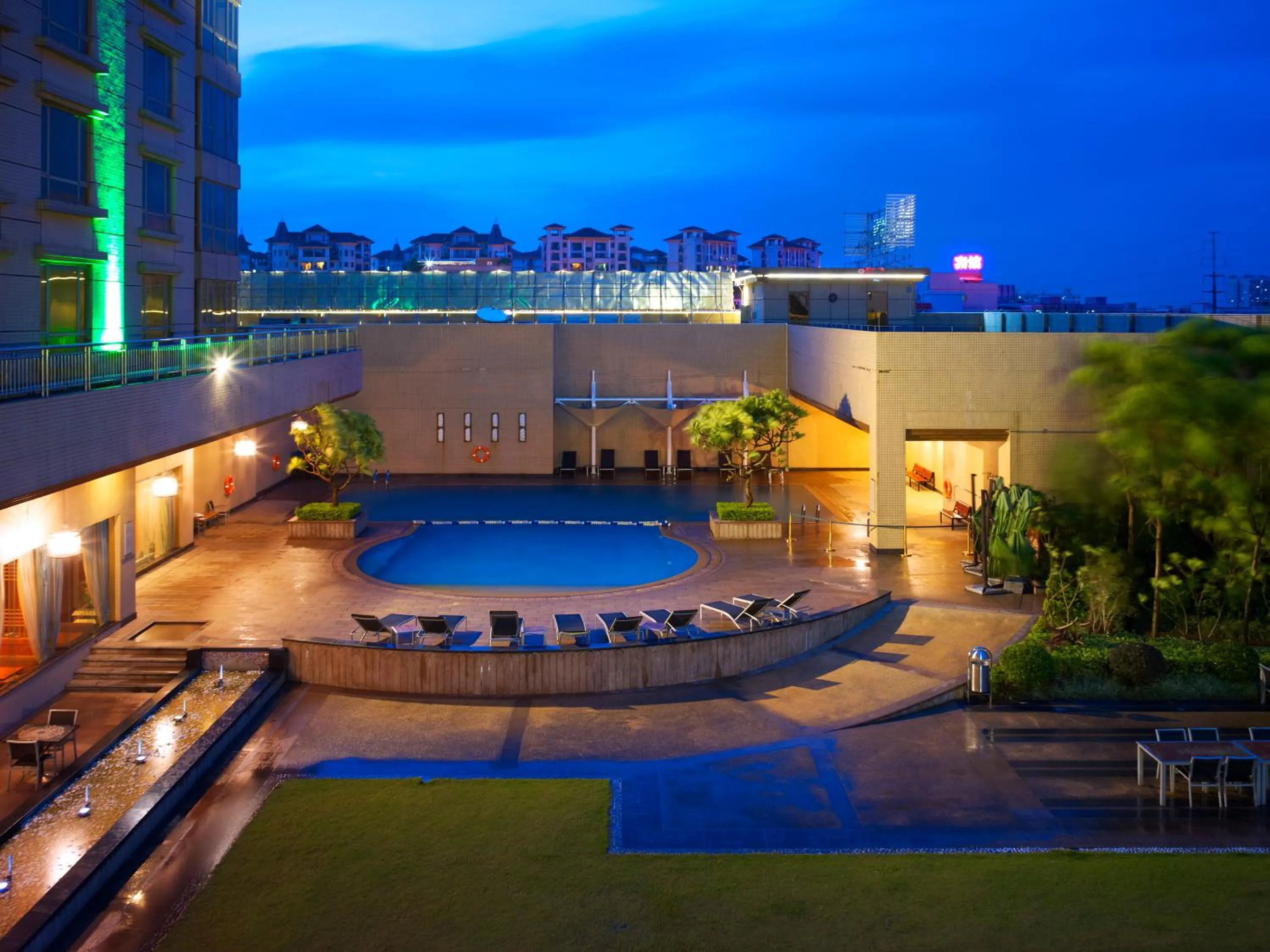 Swimming pool in Cinese Hotel Dongguan Shijie