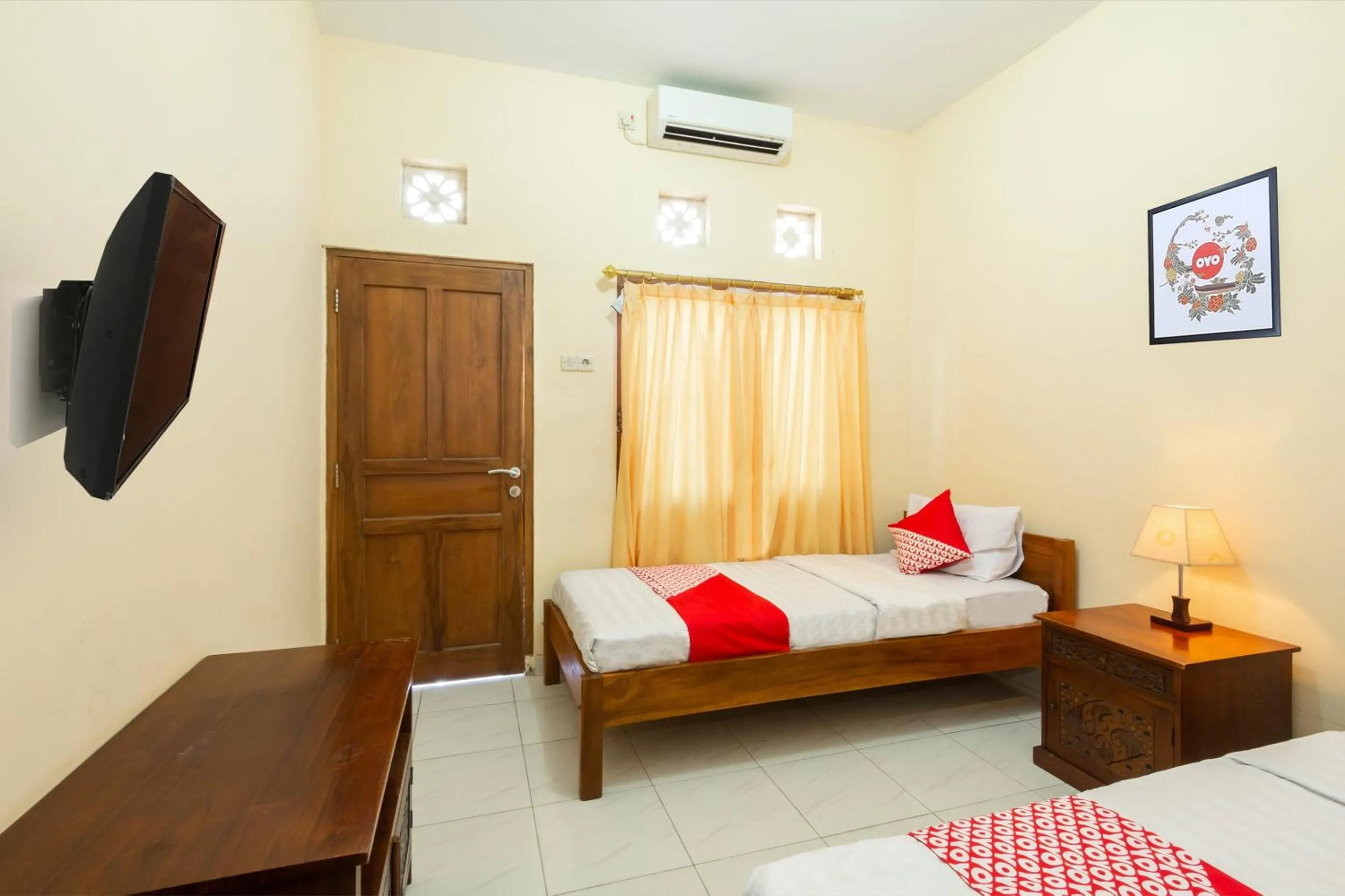 Bedroom, Bed in Hotel O Omah Ladrang