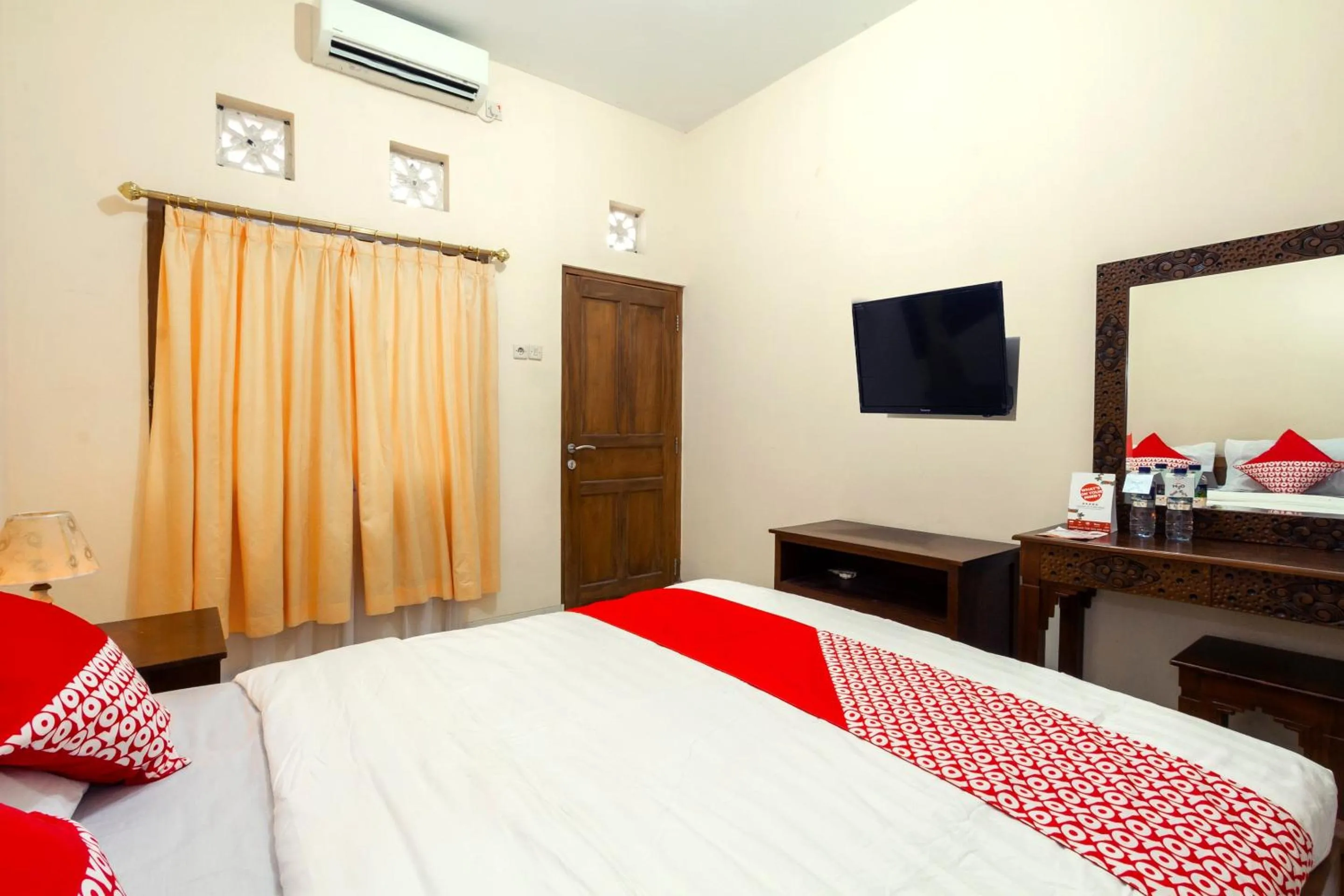 Bedroom, Bed in Hotel O Omah Ladrang