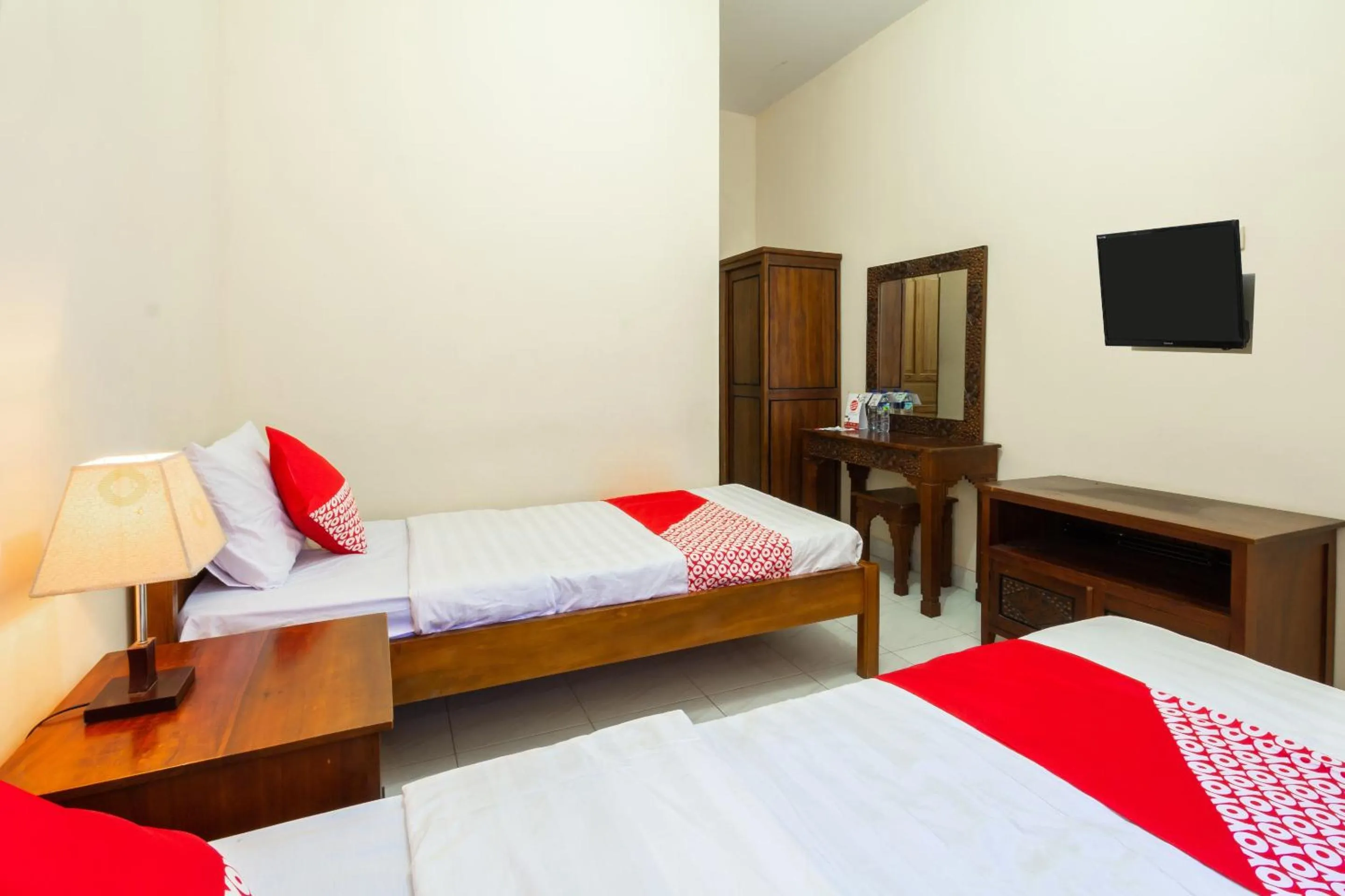 Bedroom, Bed in Hotel O Omah Ladrang