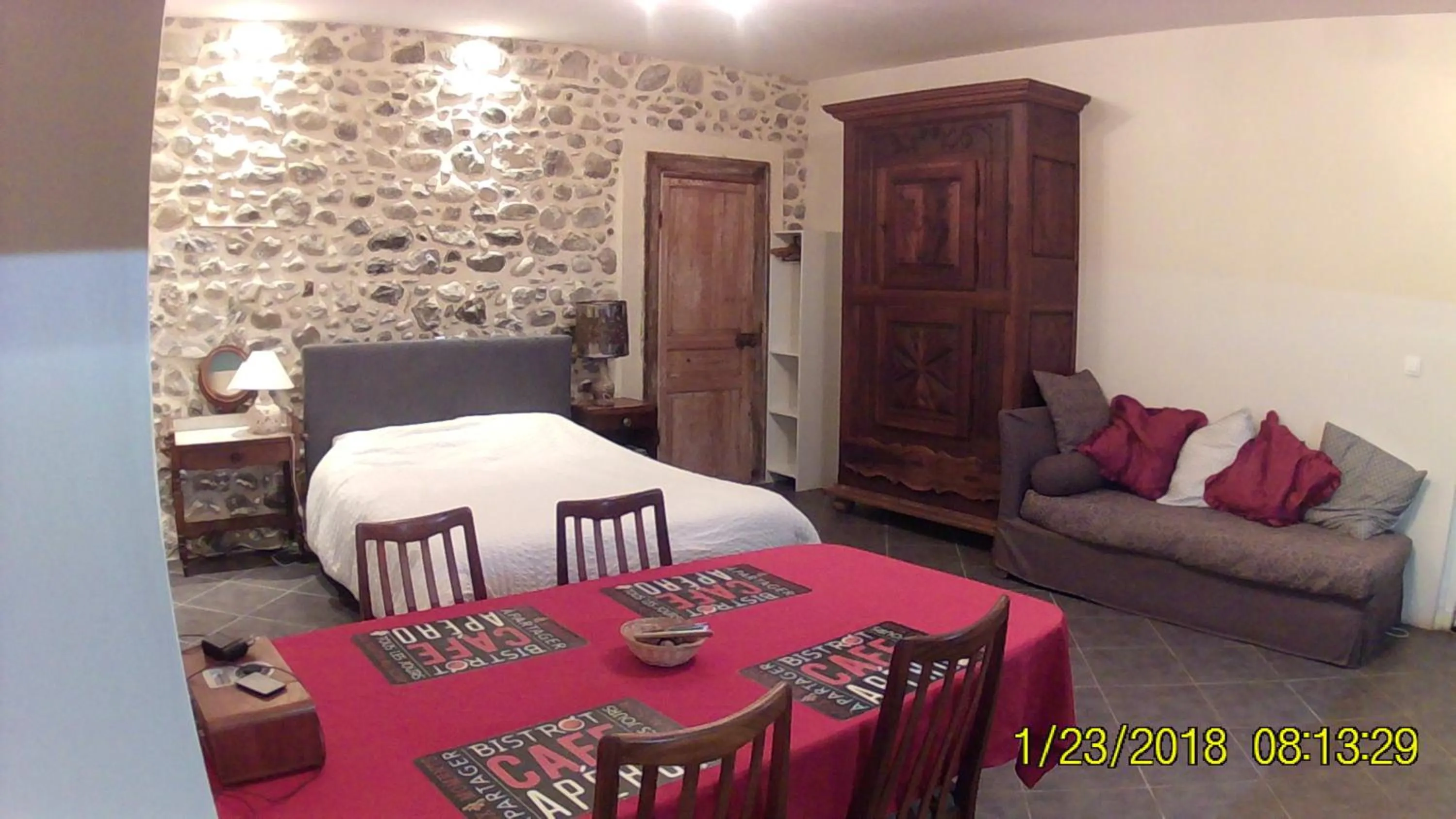 Photo of the whole room, Bed in Chez Susan