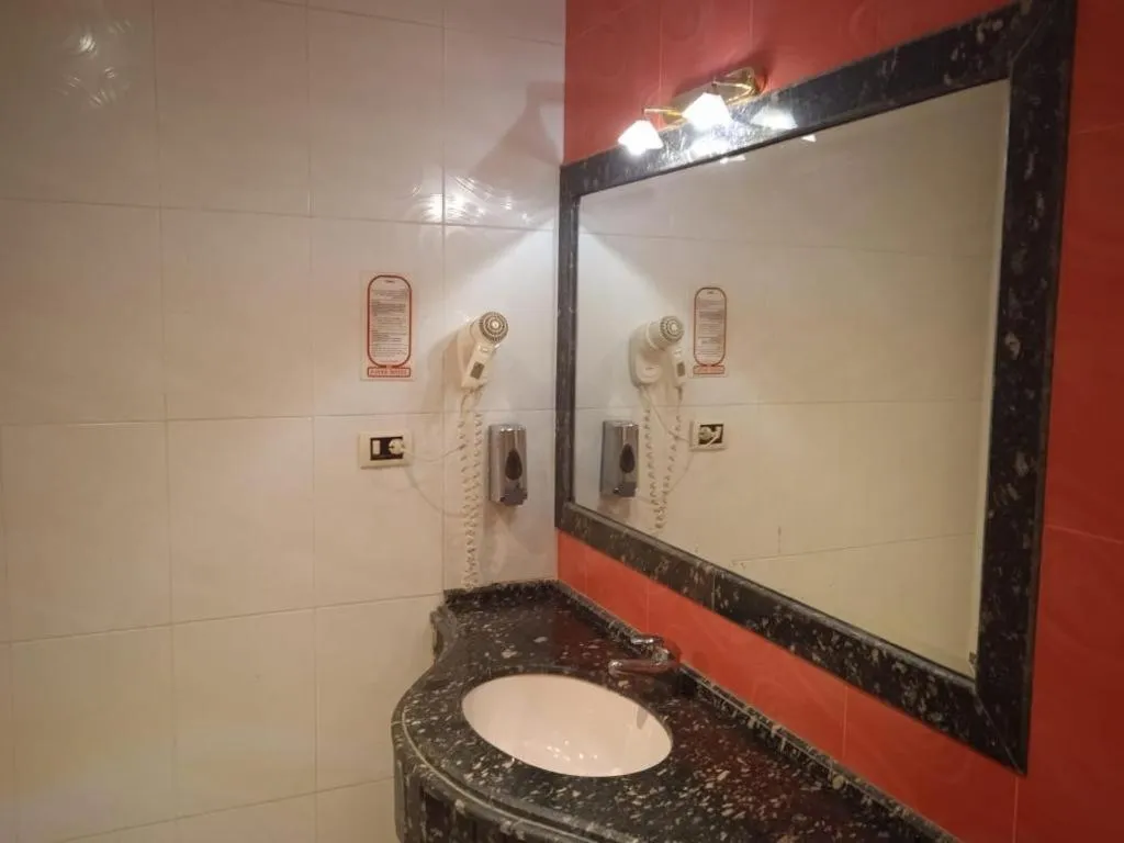 Shower in Zayed Hotel