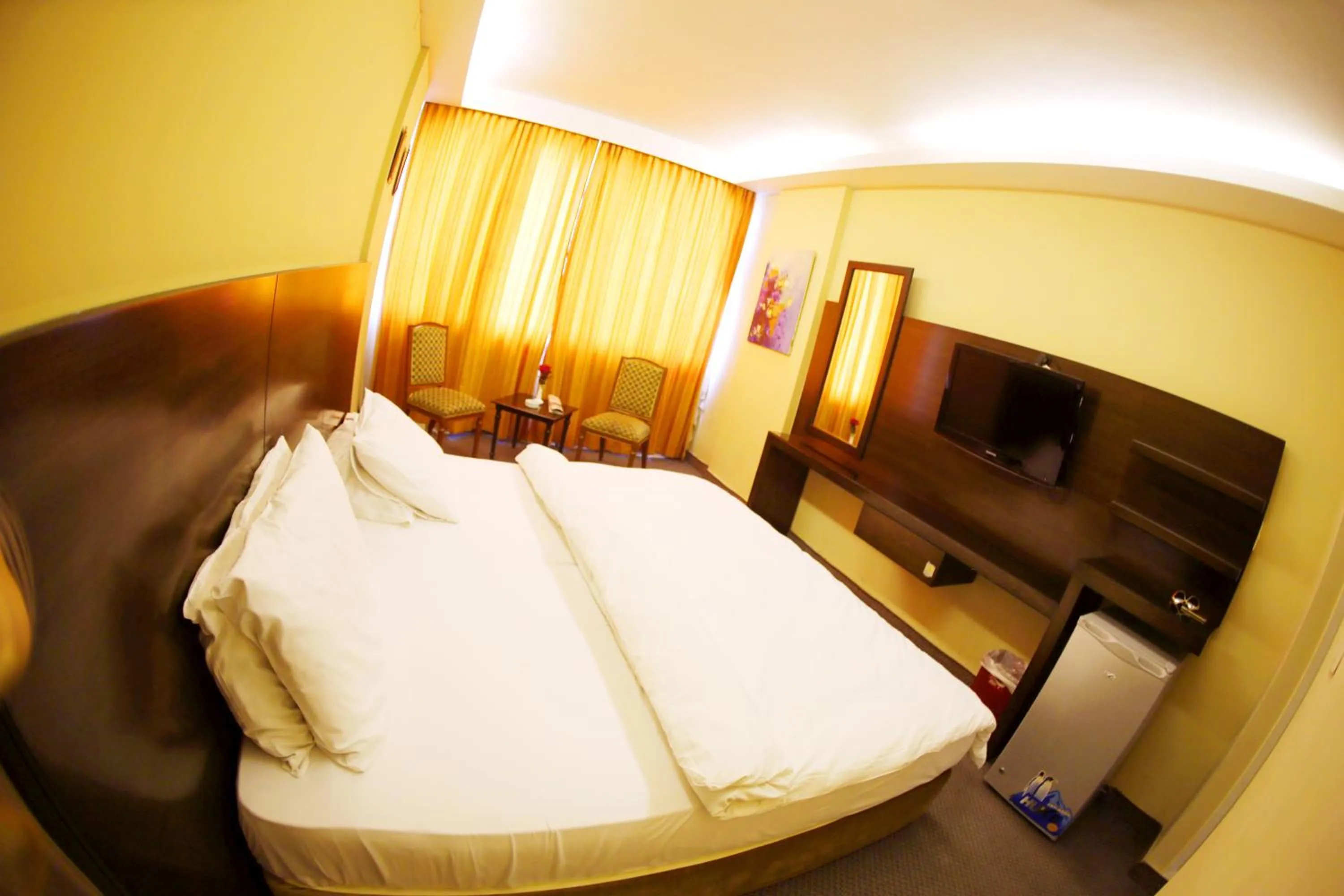 Bedroom, Bed in Le Marly Hotel