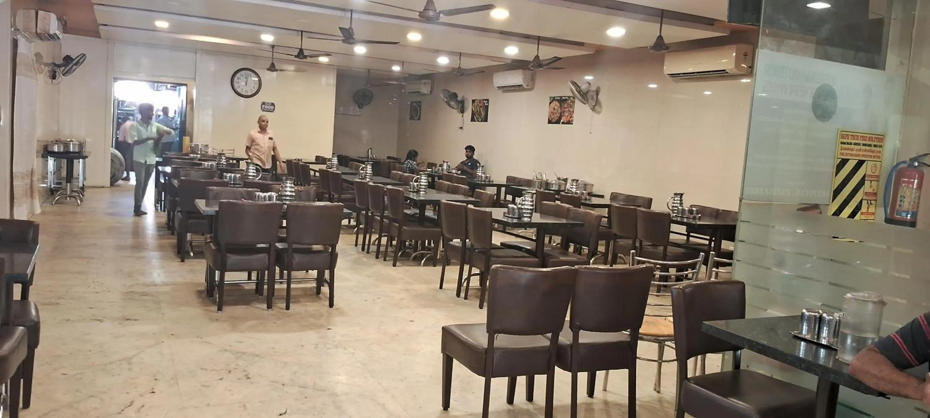 Restaurant/places to eat in Sri Maharaja Residency