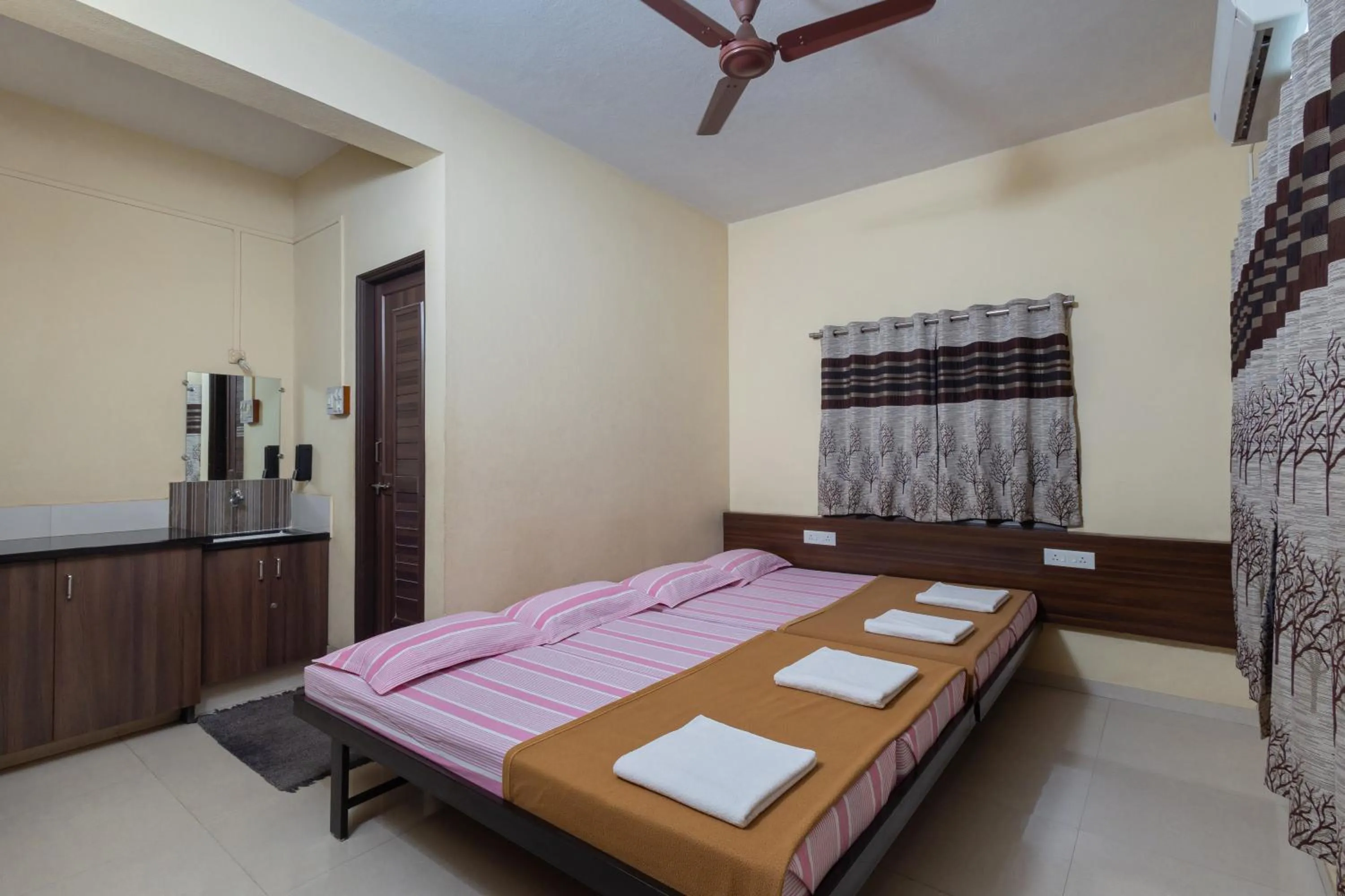 Bed in Hotel Ambika