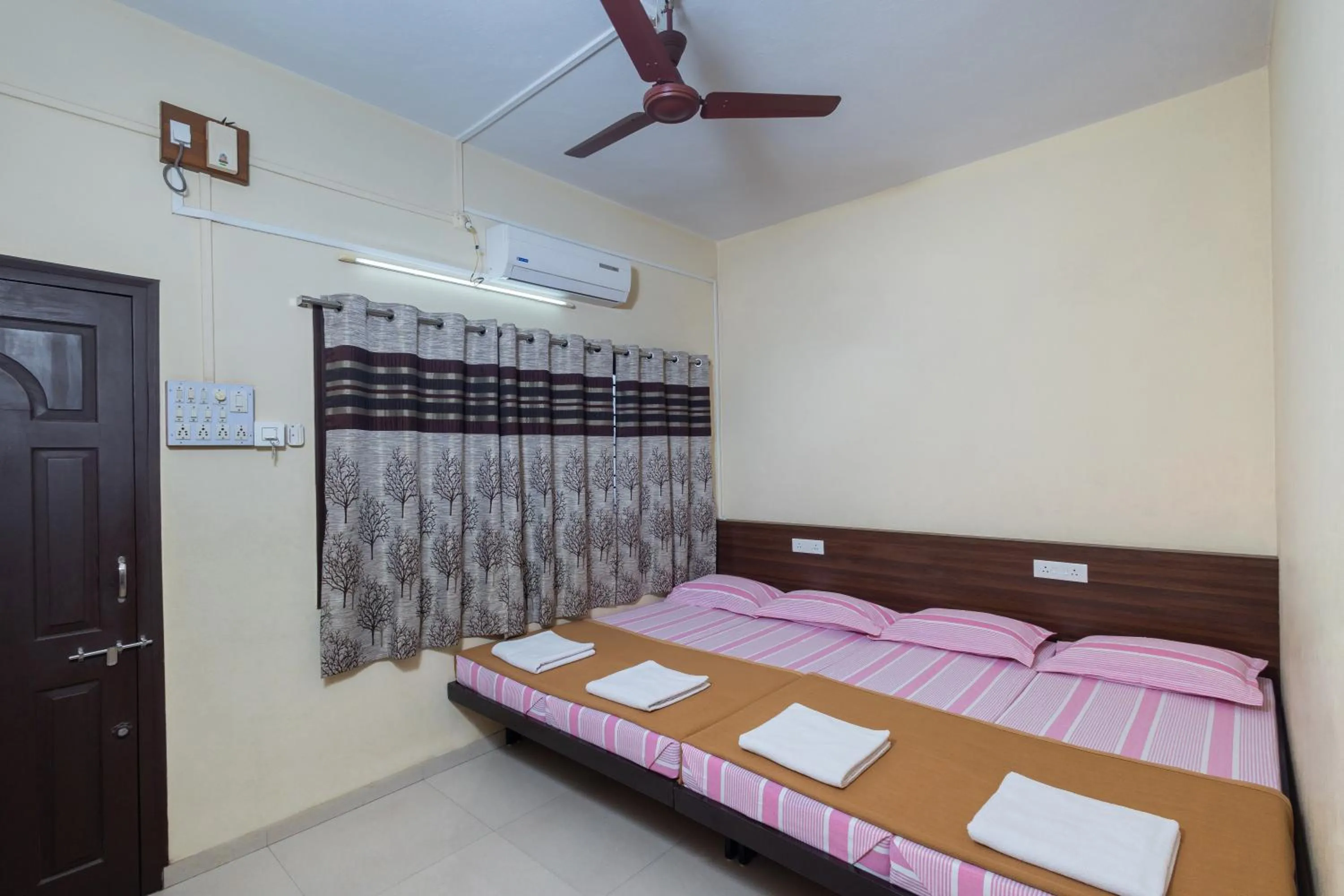 Bed in Hotel Ambika