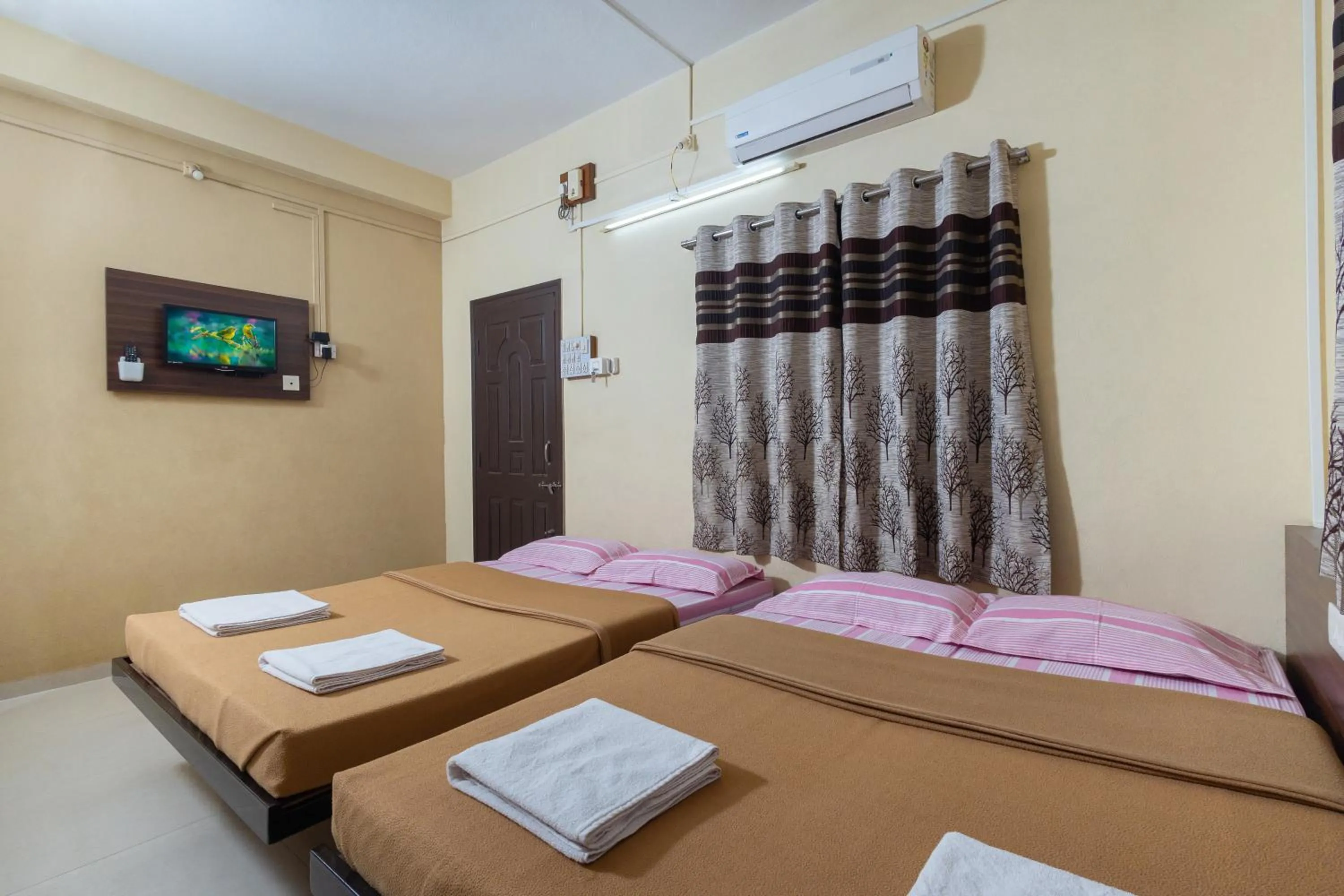 TV and multimedia, Bed in Hotel Ambika