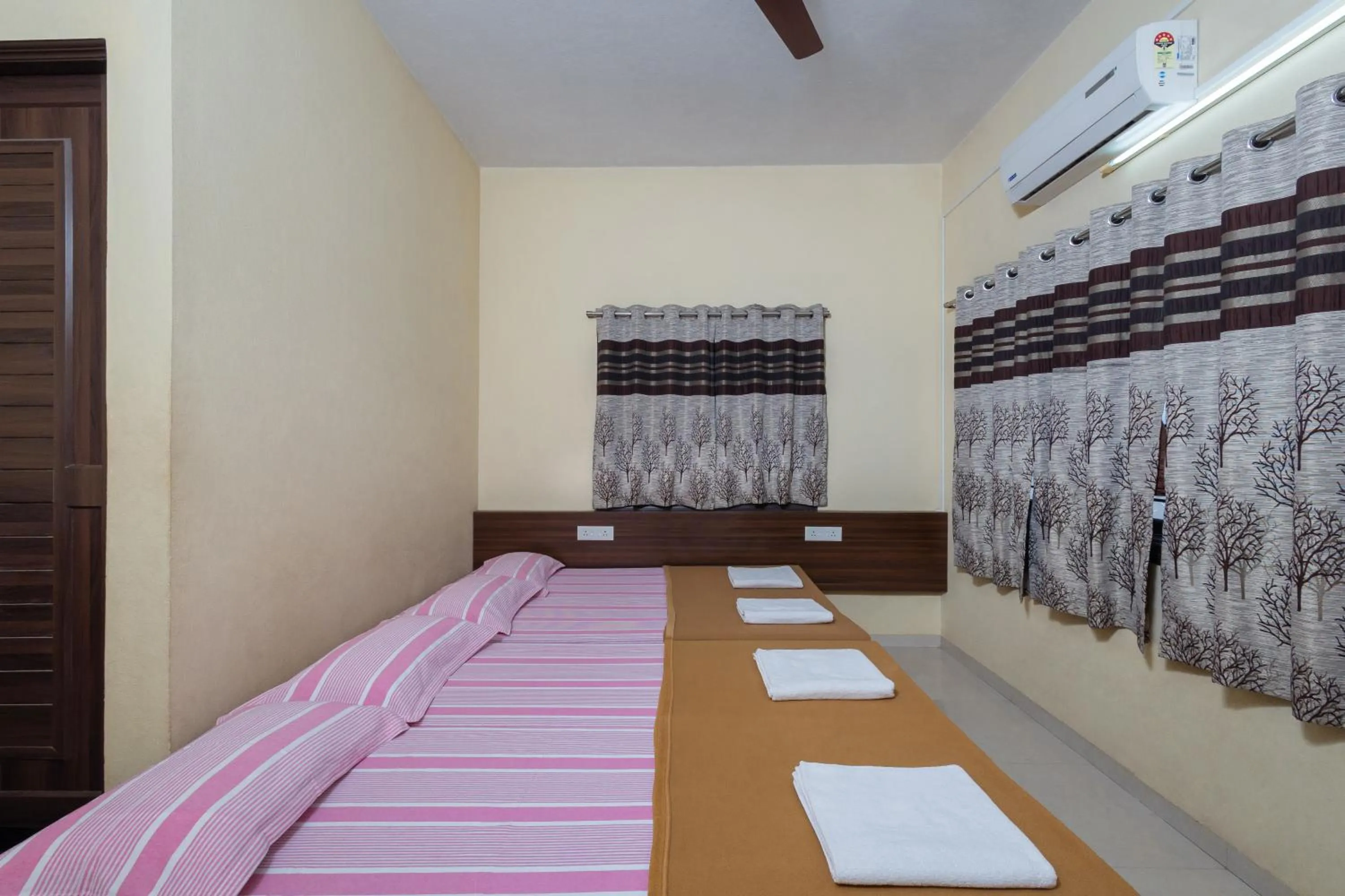 Bed in Hotel Ambika