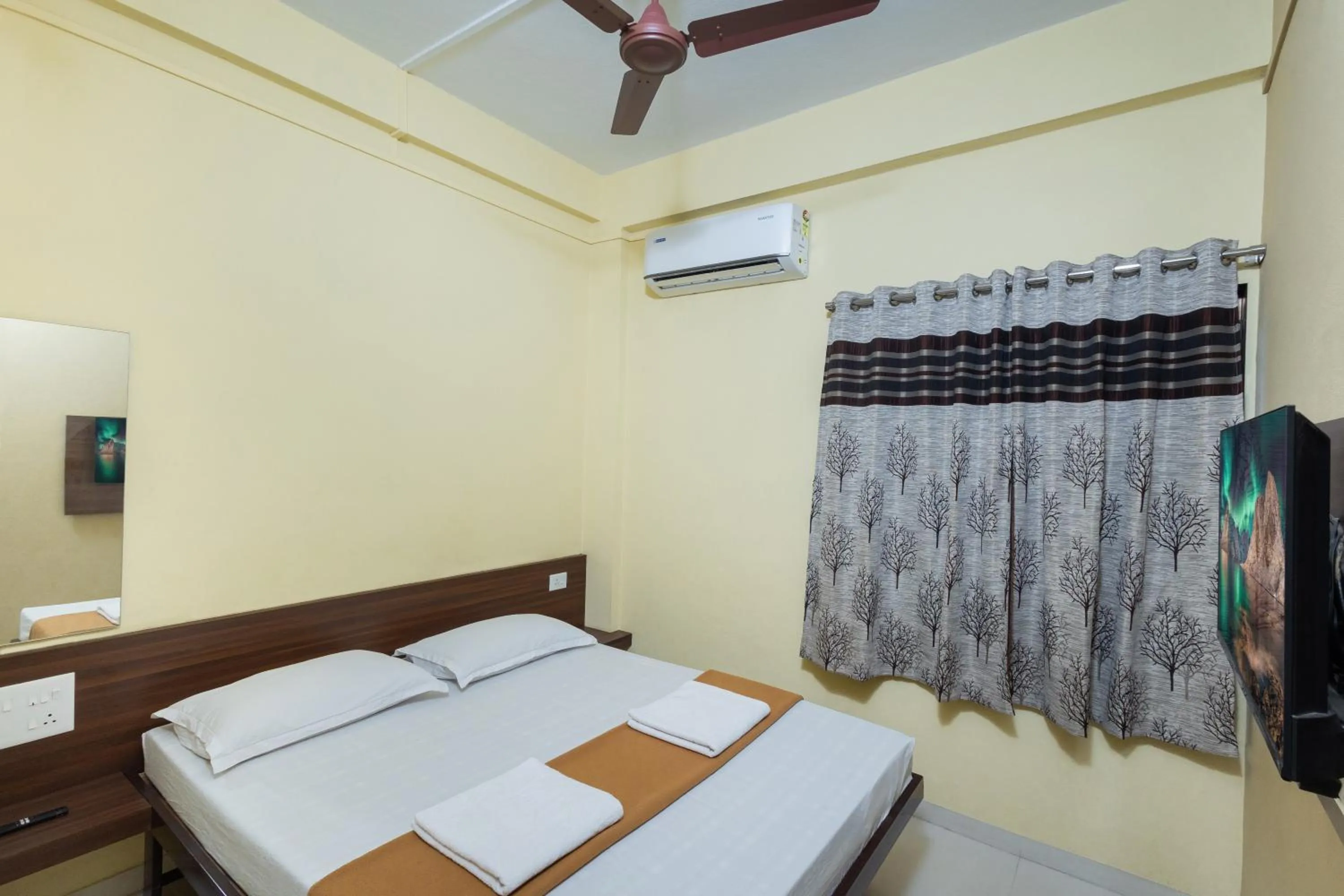 fireplace, Bed in Hotel Ambika