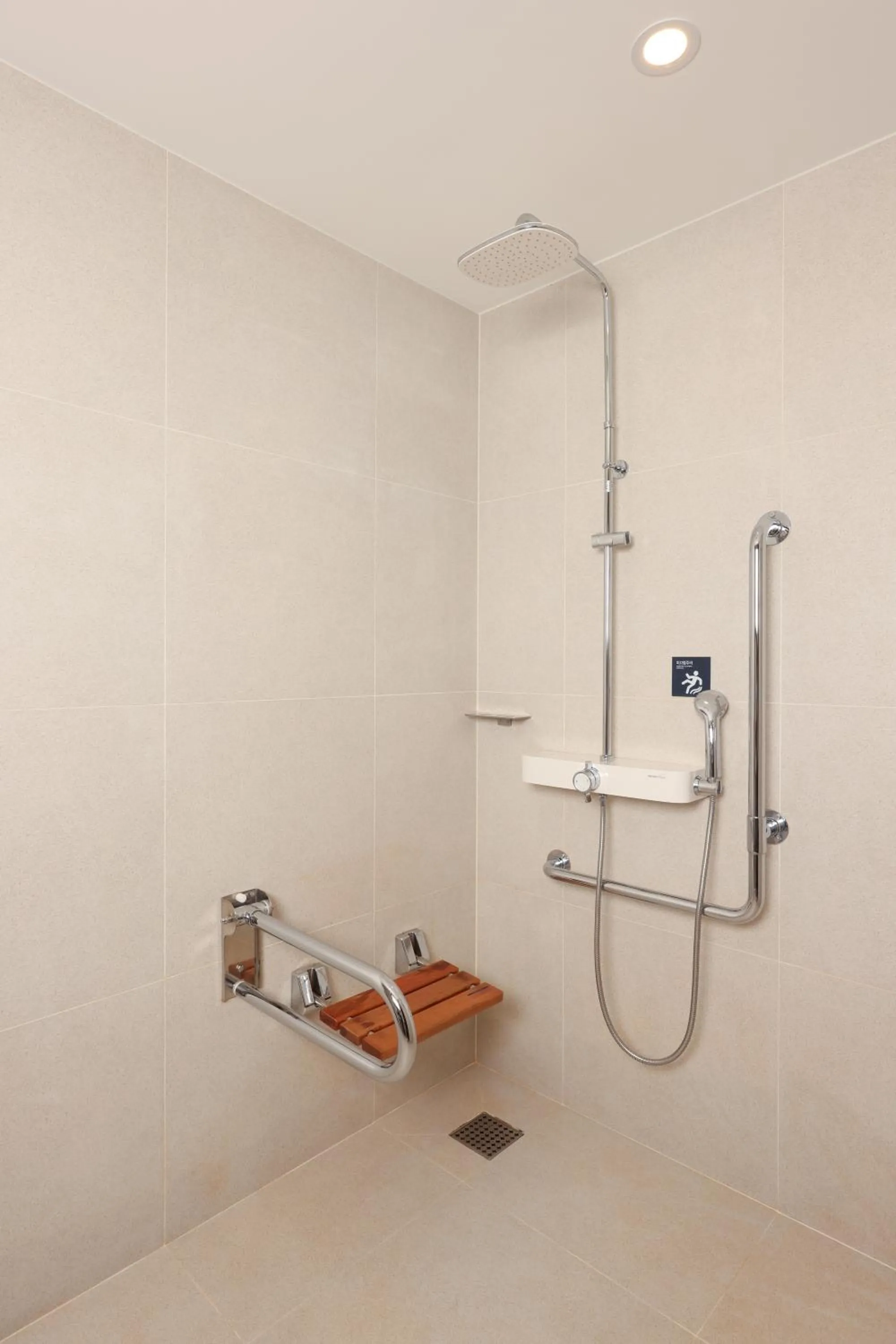 Shower in Lahan Hotel Jeonju