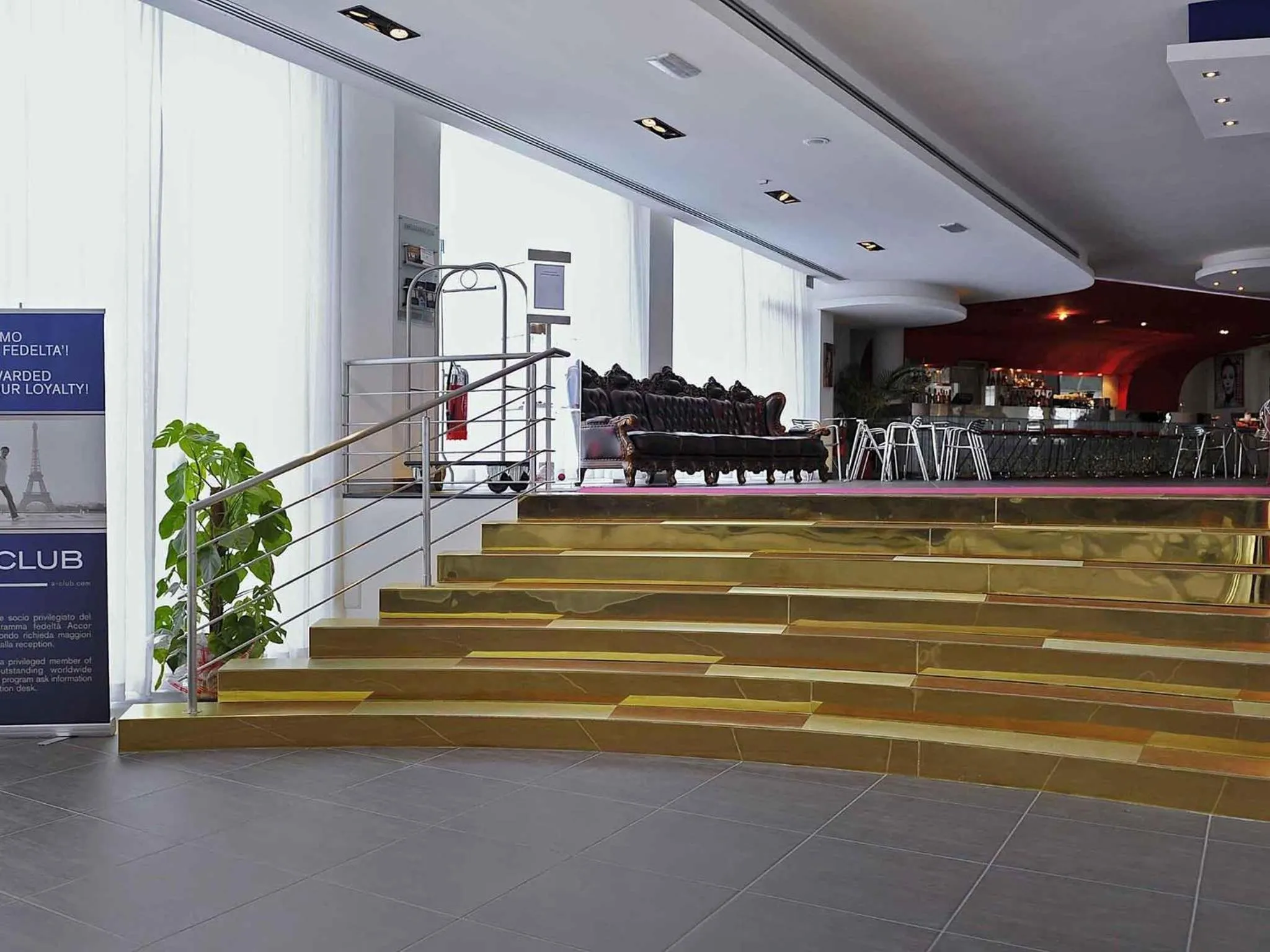 Lounge or bar in Mercure Olbia