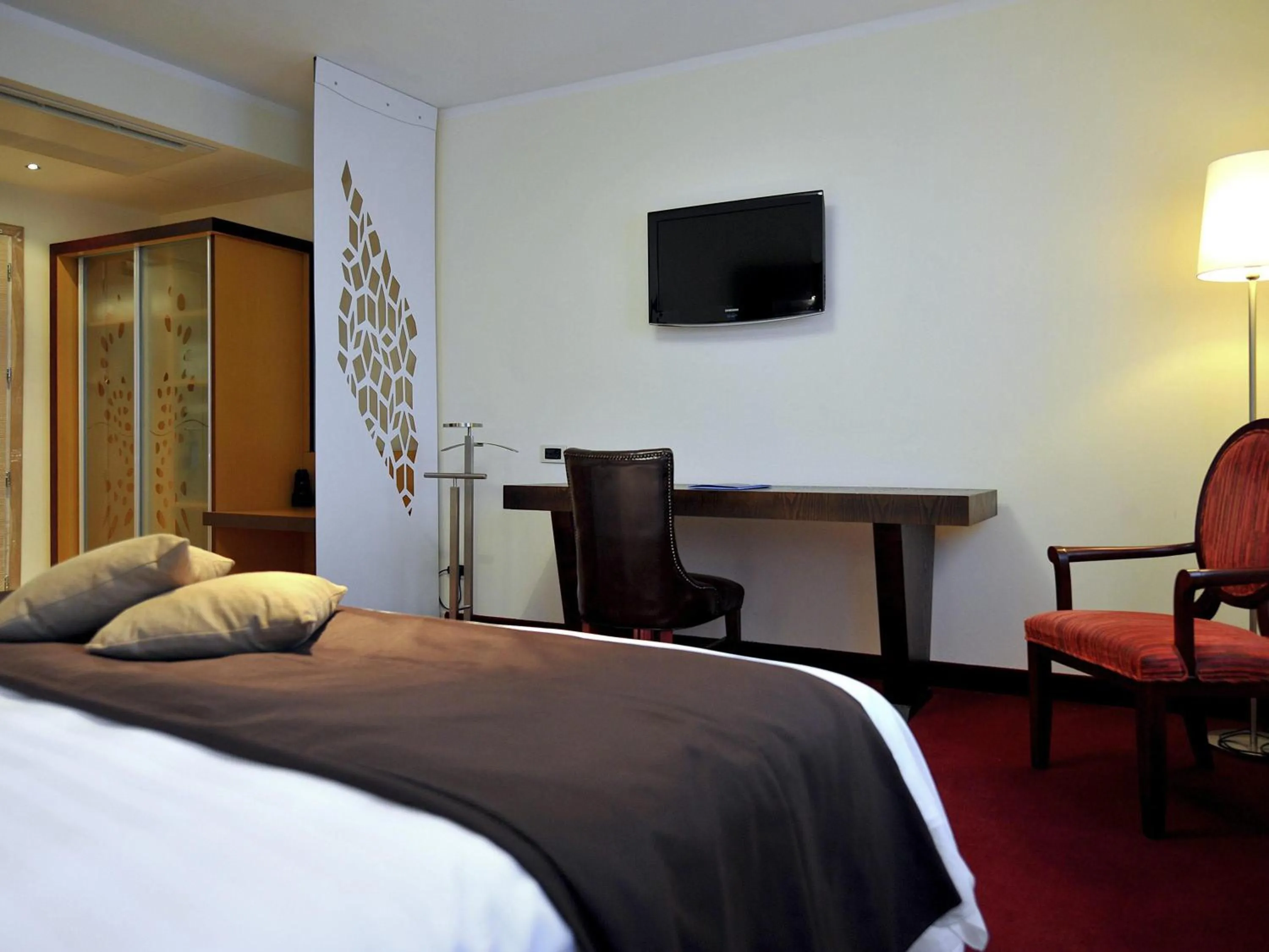 Bedroom, Bed in Mercure Olbia
