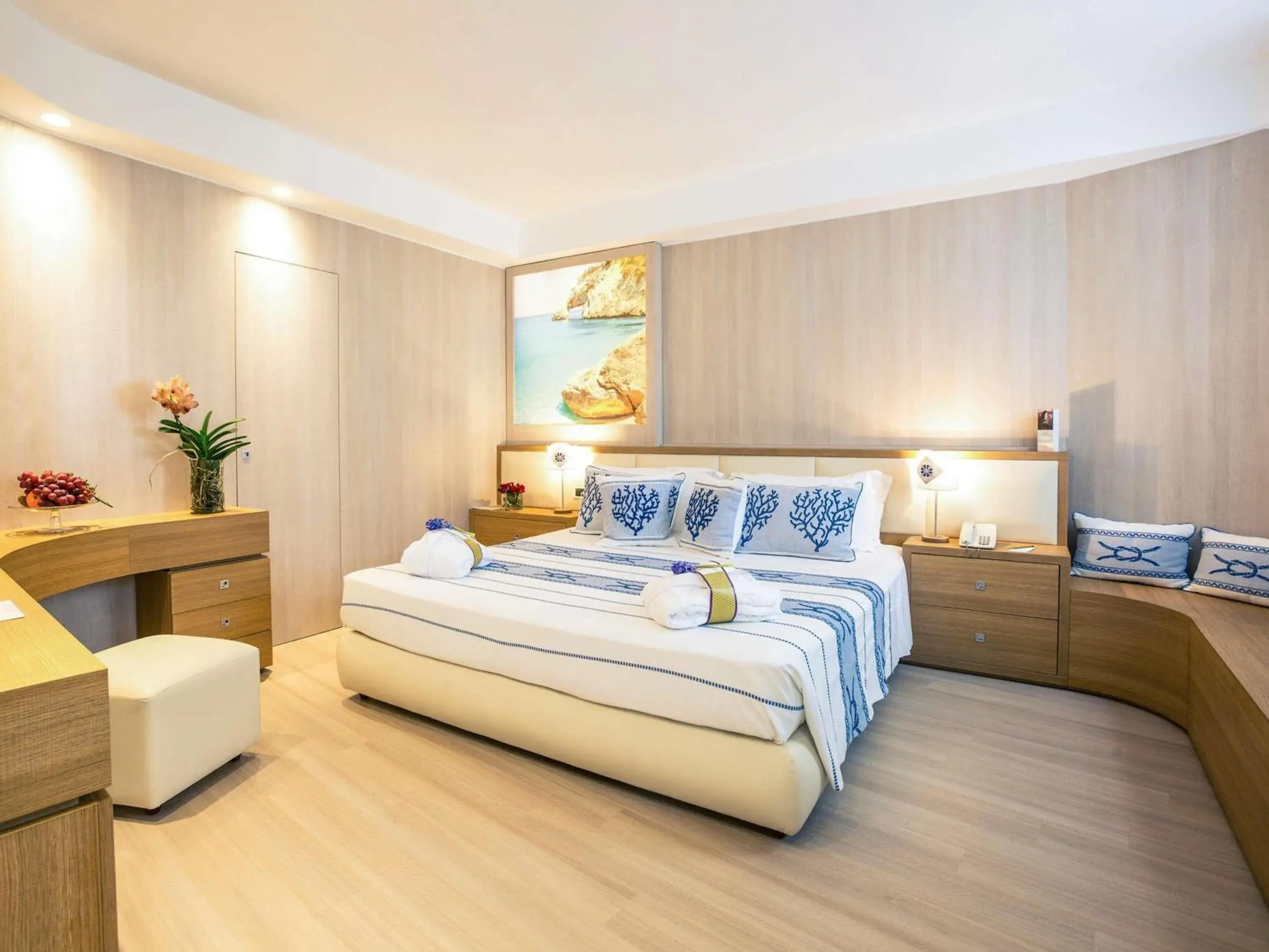 Property building, Bed in Mercure Olbia Property building, Bed in Mercure Olbia
