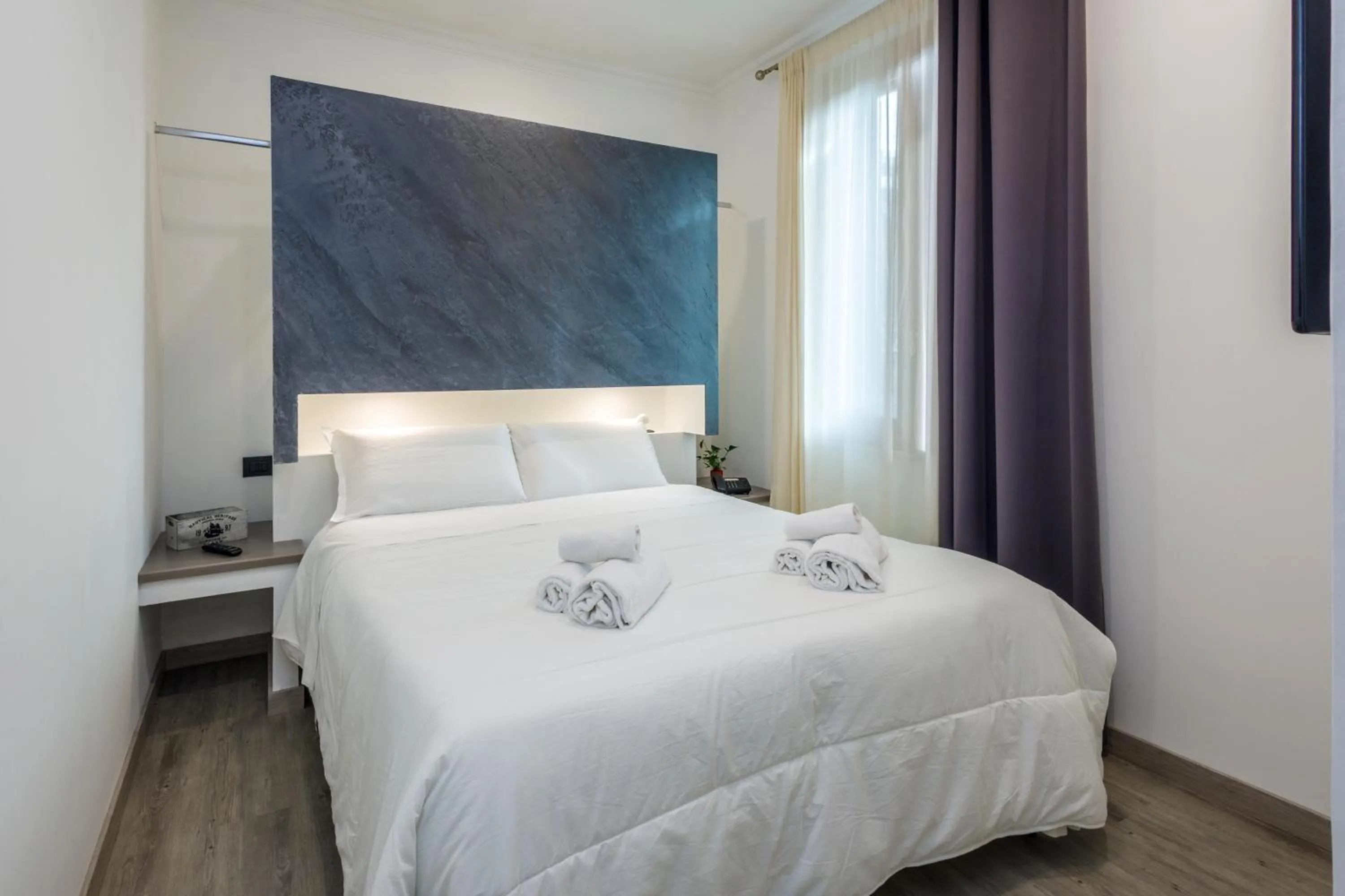 Bedroom, Bed in Crossroad Hotel