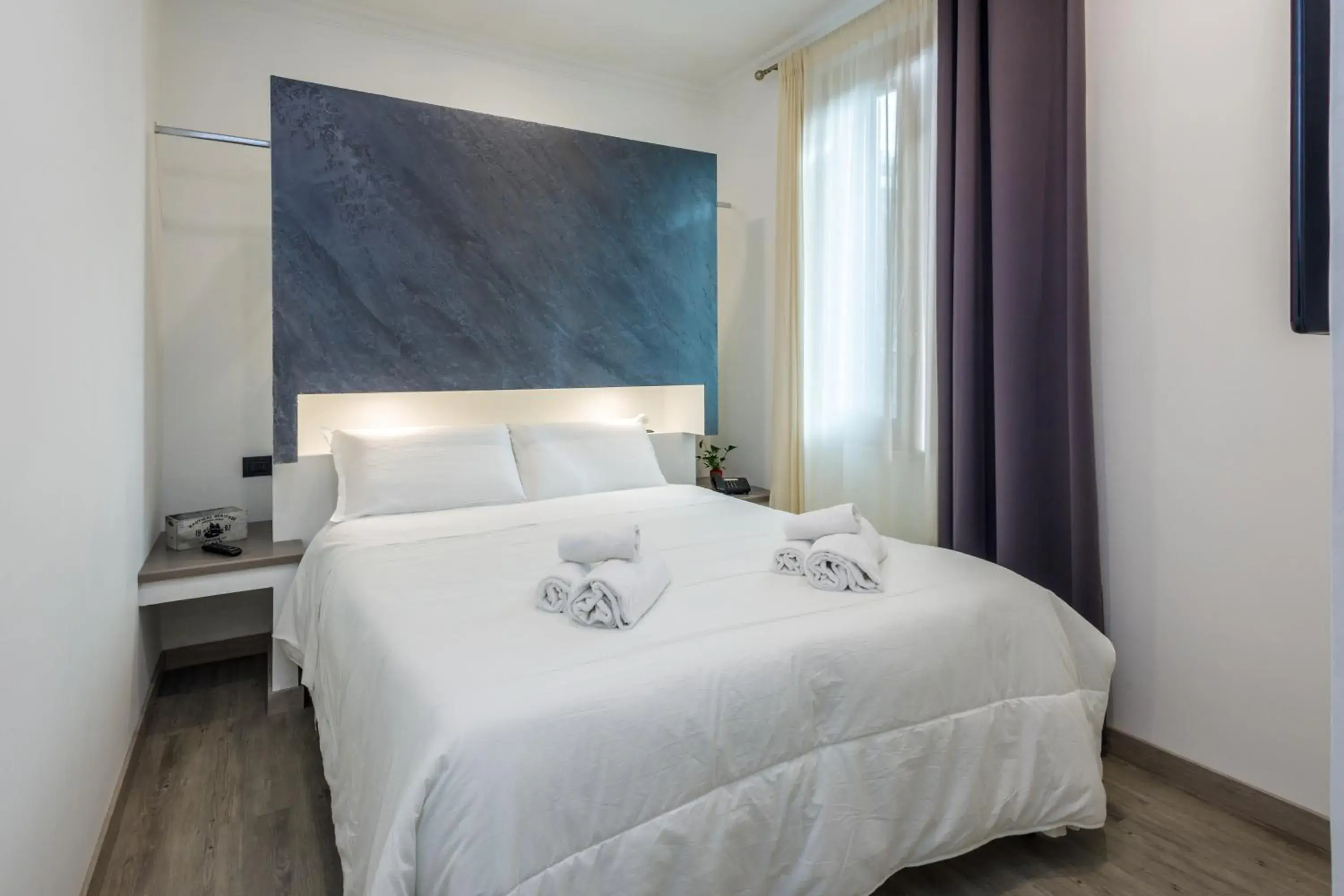 Bedroom, Bed in Crossroad Hotel Bedroom, Bed in Crossroad Hotel