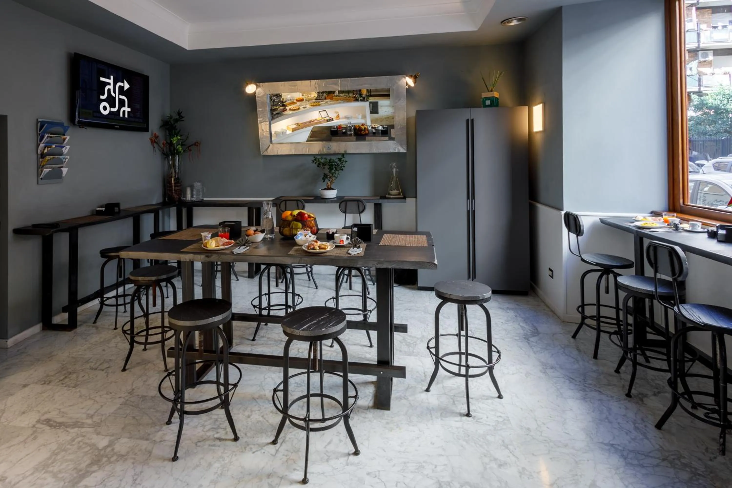 Communal lounge/ TV room in Crossroad Hotel