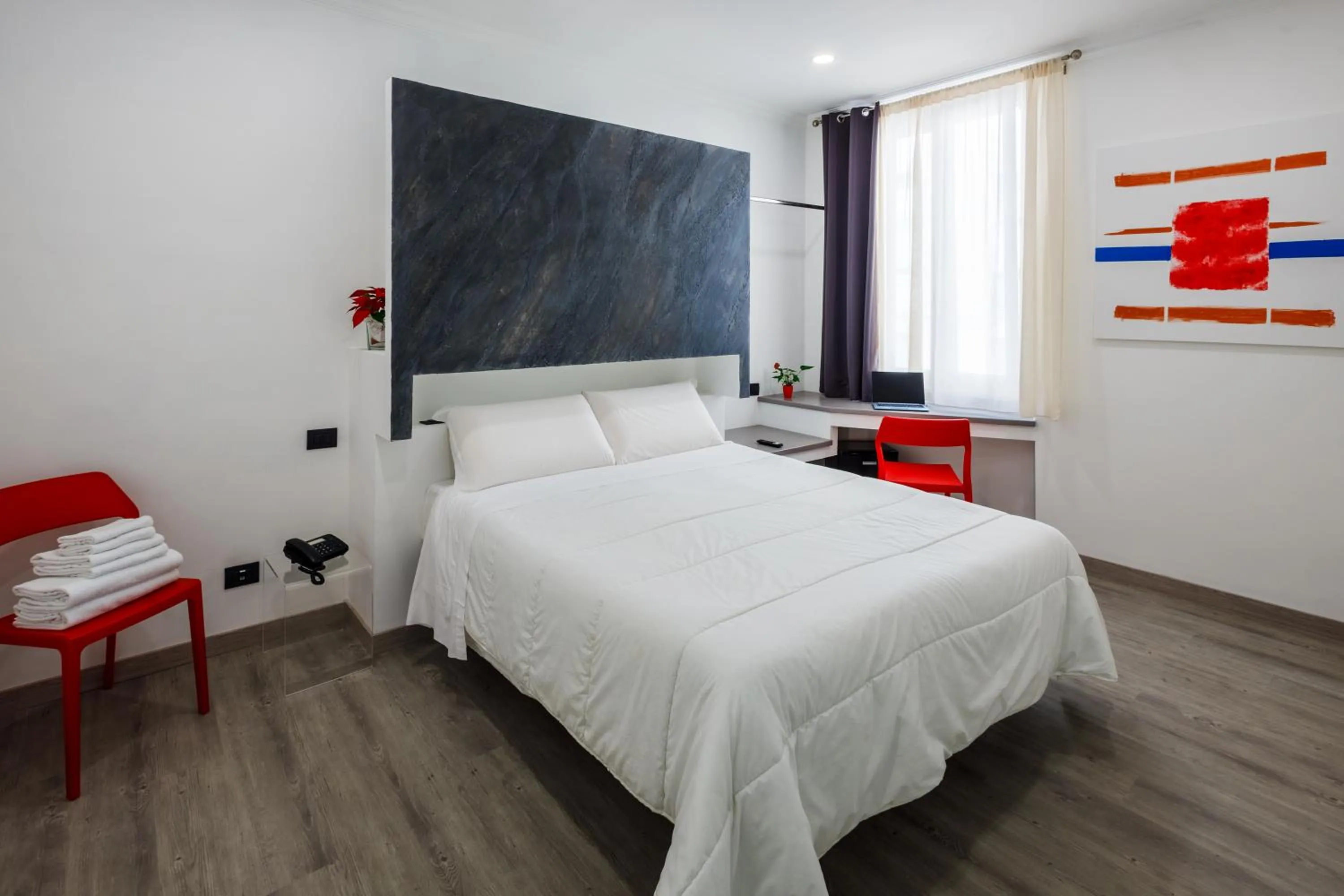 Bedroom, Bed in Crossroad Hotel