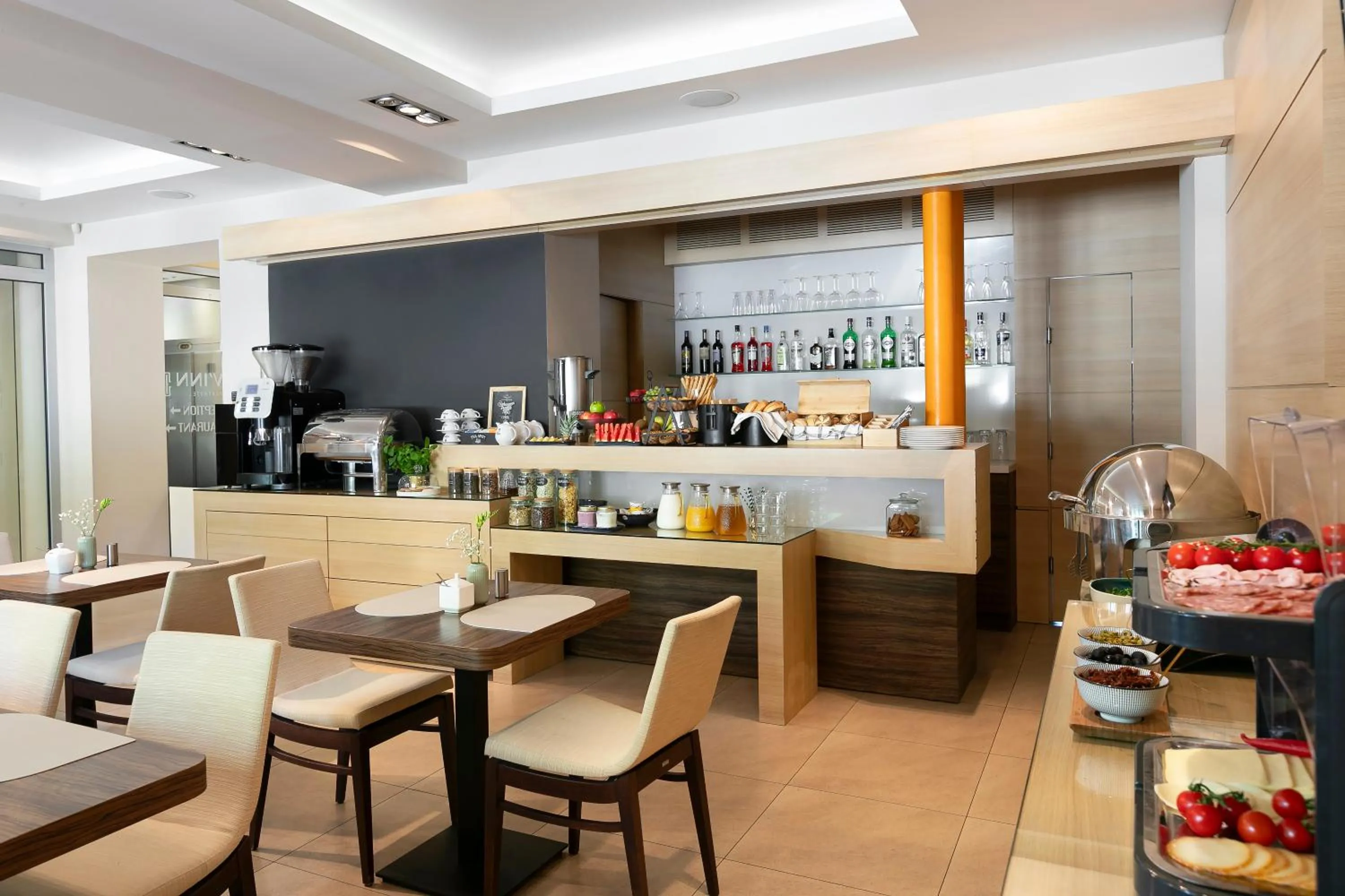 Restaurant/places to eat in Liv'Inn Aparthotel