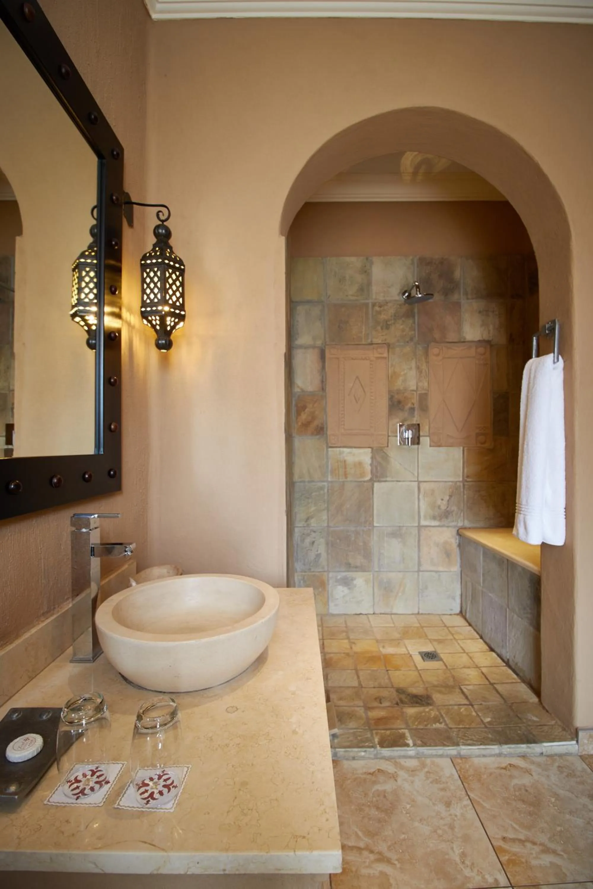 Shower in Royal Elephant Hotel & Conference Centre