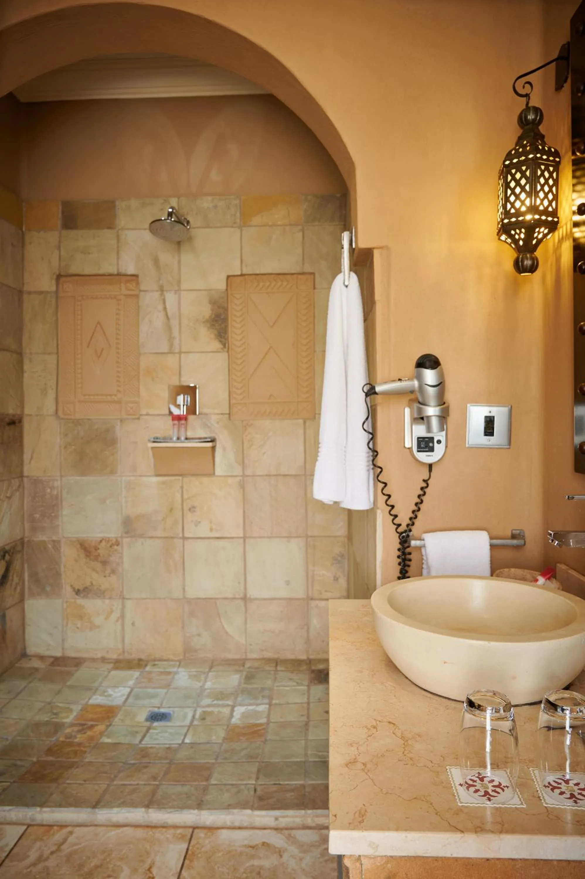 Shower in Royal Elephant Hotel & Conference Centre