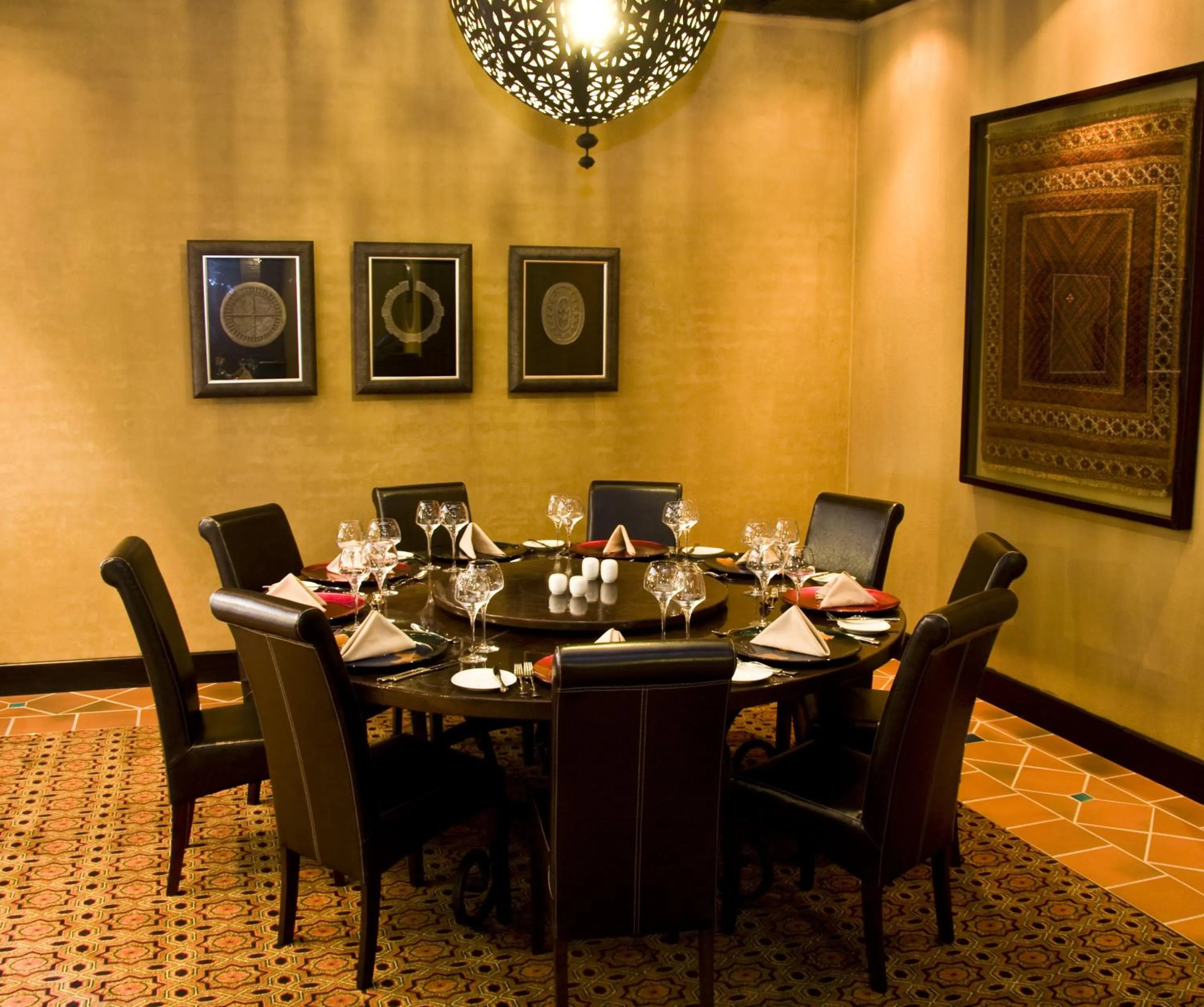 Restaurant/places to eat in Royal Elephant Hotel & Conference Centre