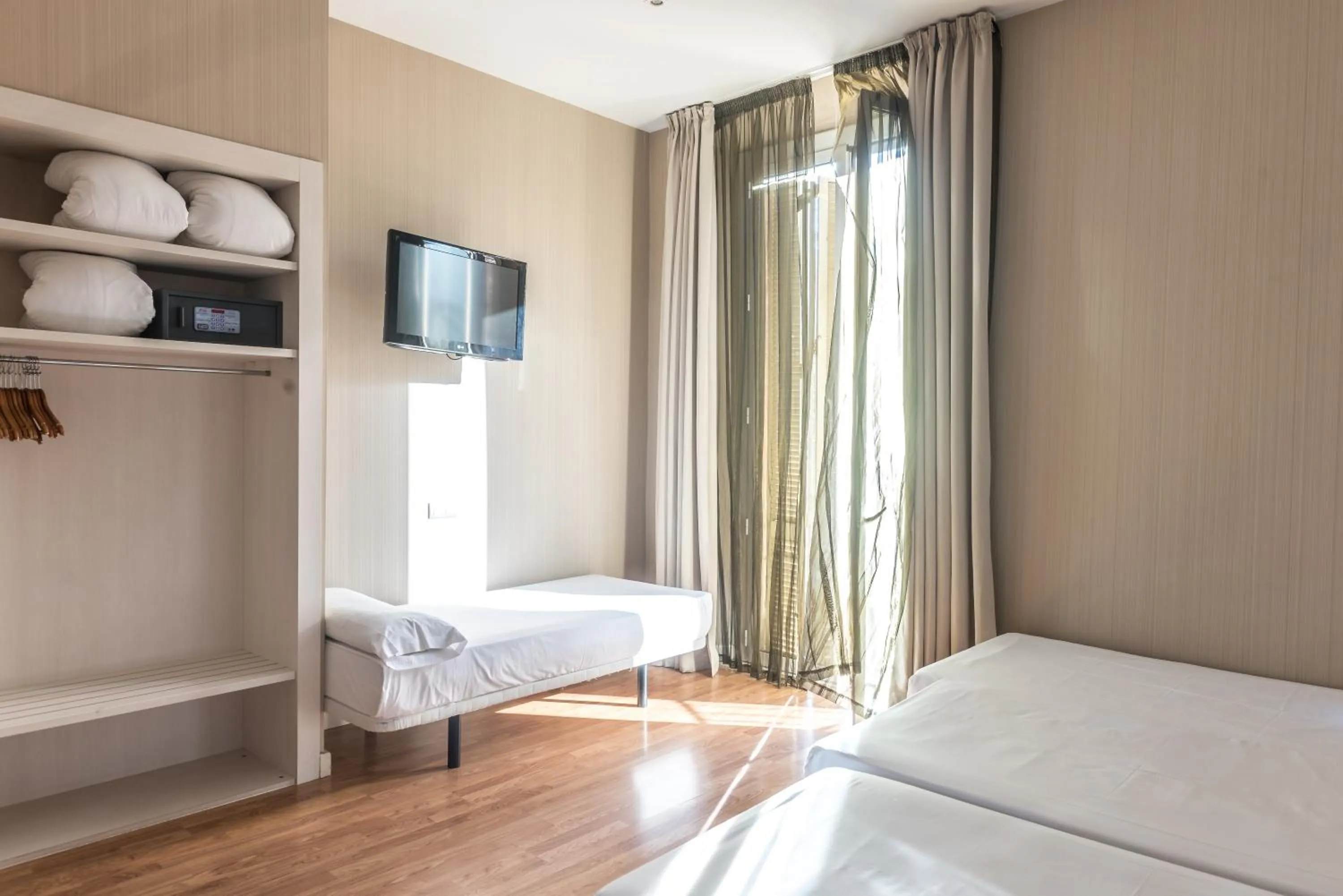 Day, Bed in Hostal BCN Ramblas