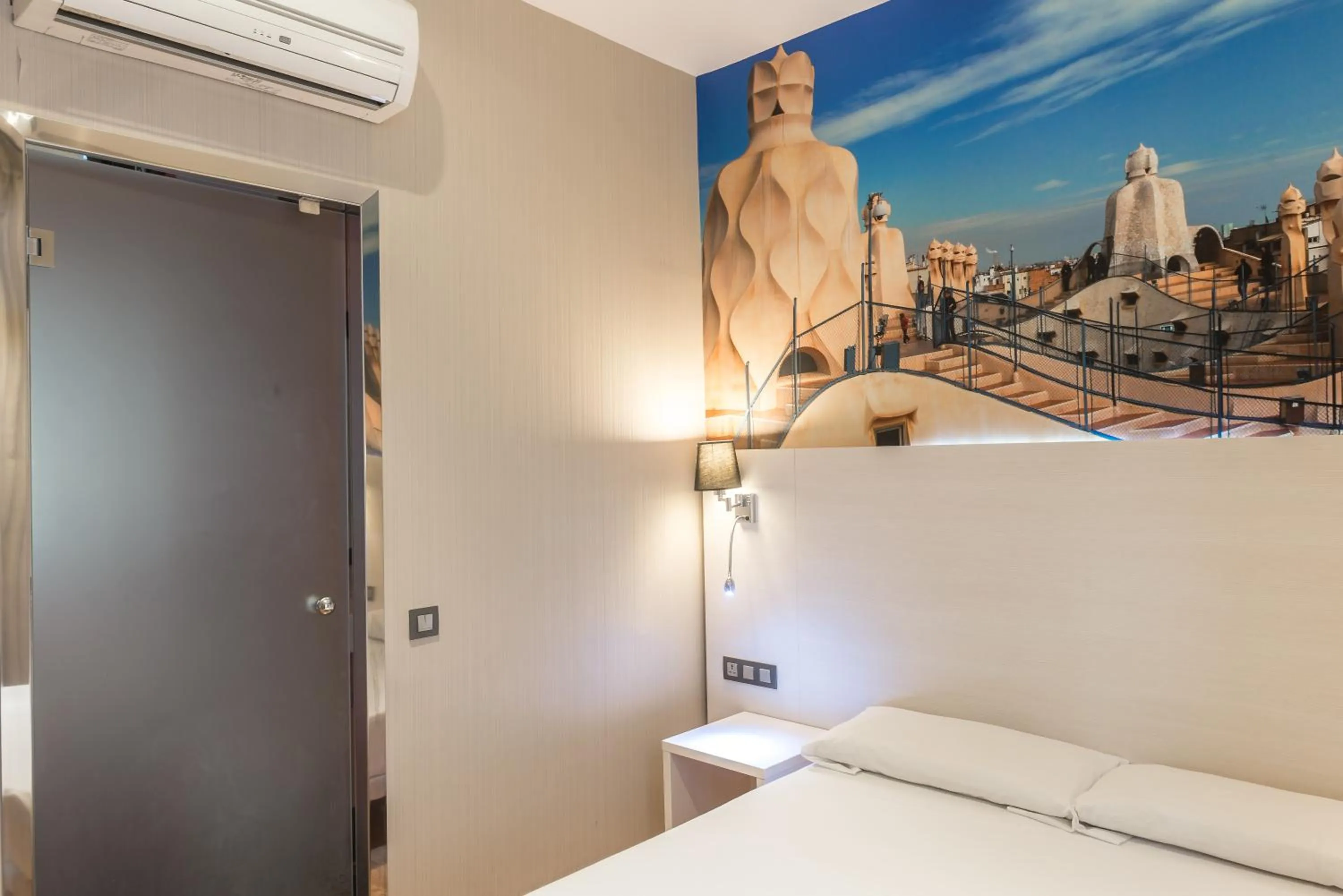 Decorative detail, Bed in Hostal BCN Ramblas