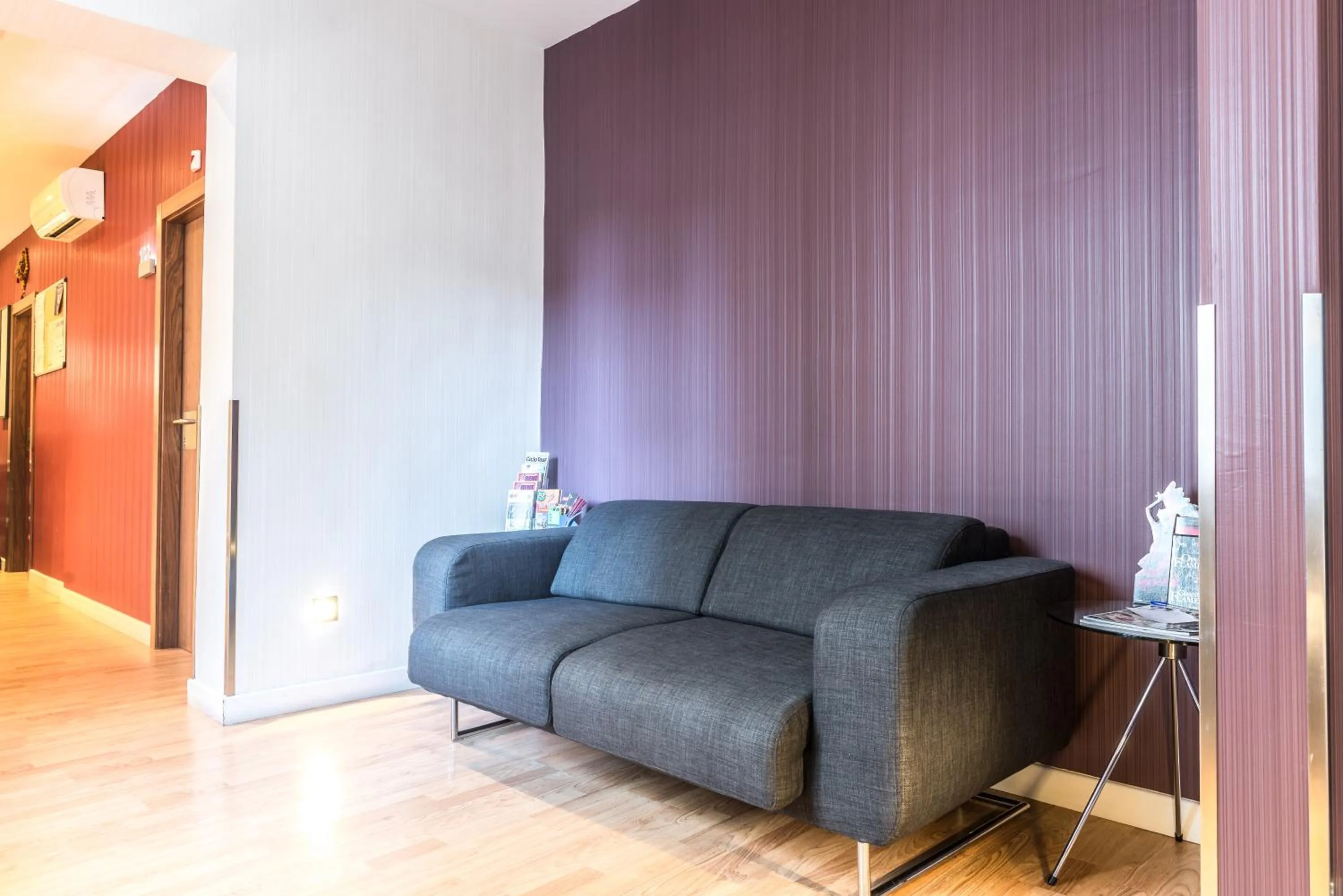 Seating area in Hostal BCN Ramblas