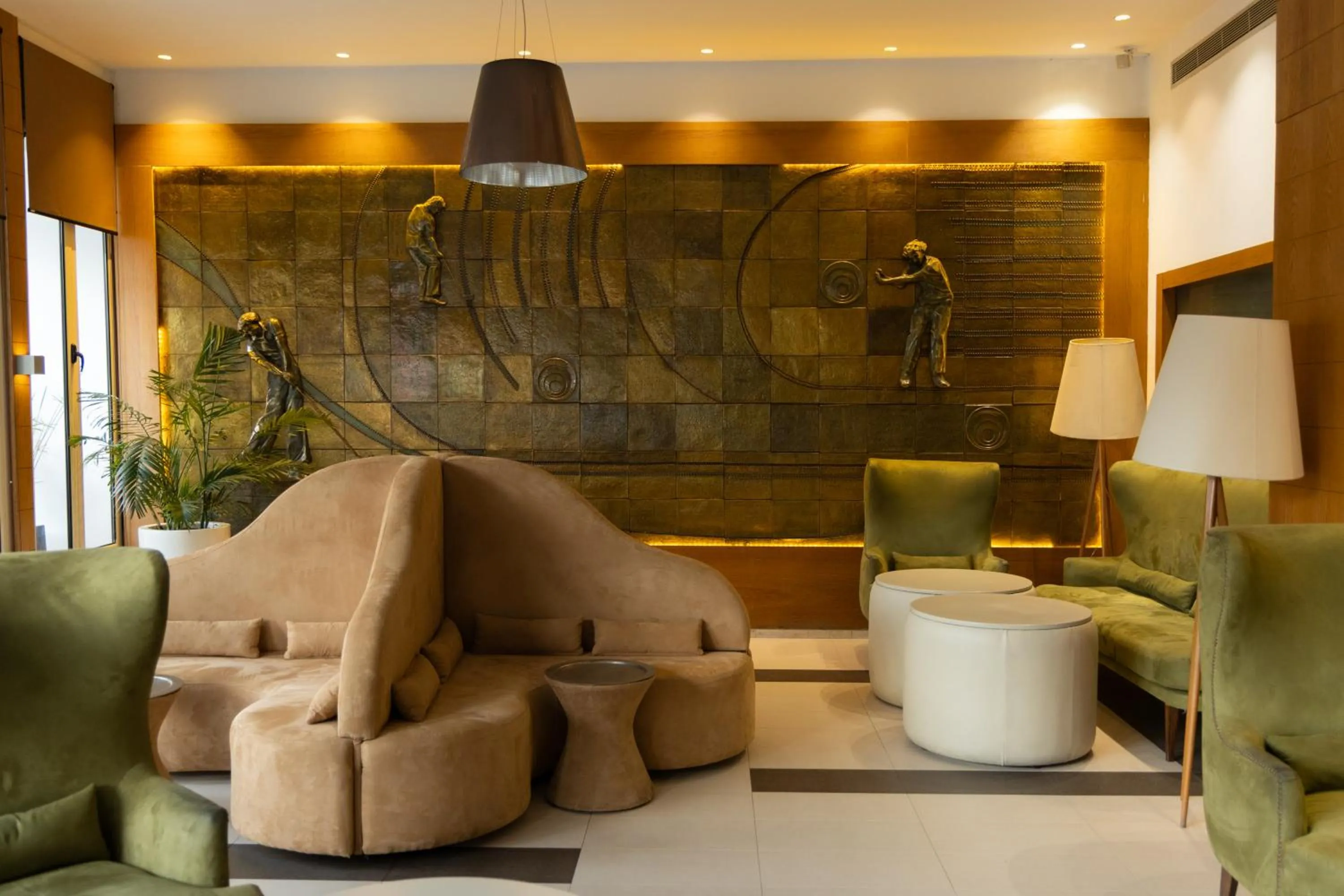 Communal lounge/ TV room in Golf Royal Hotel