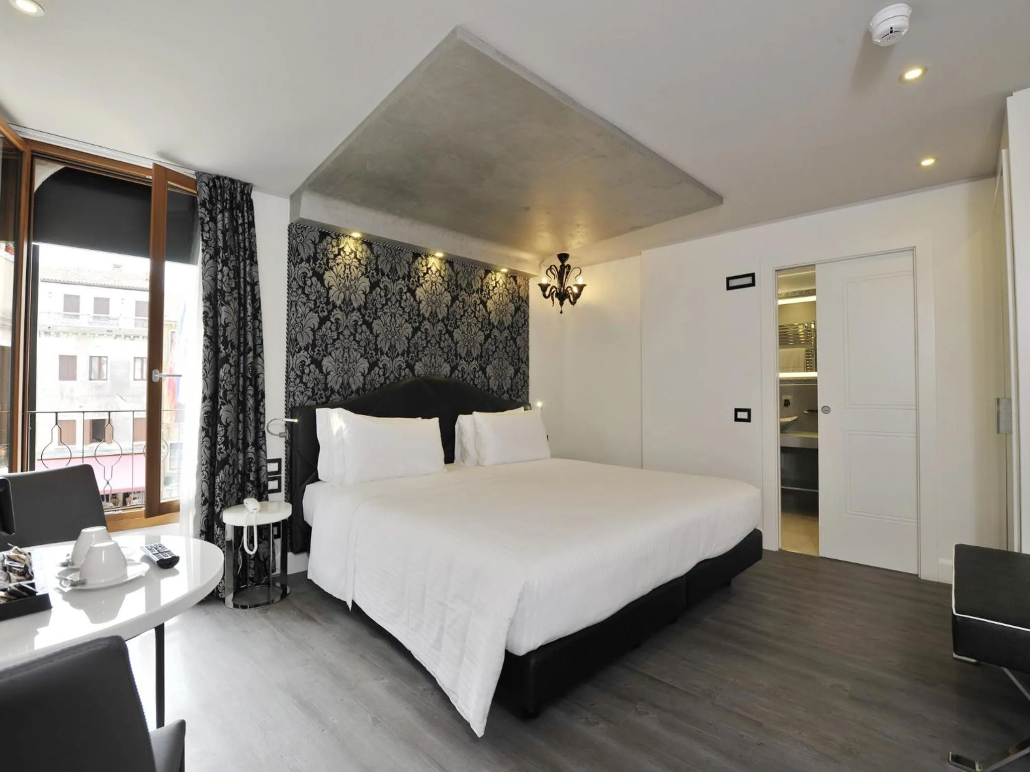 Photo of the whole room, Bed in Al Theatro Palace