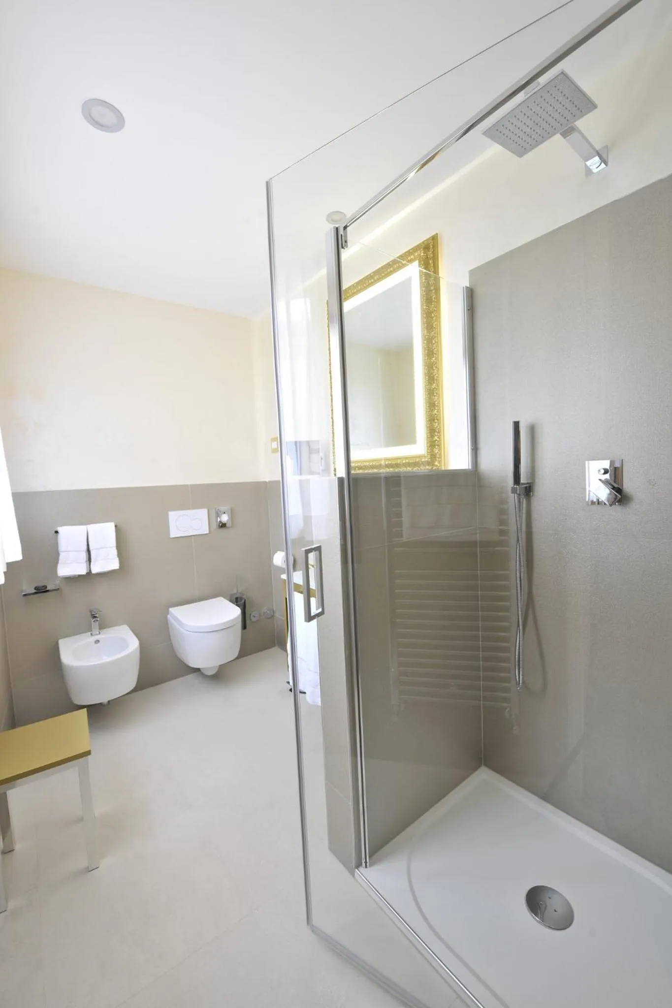 Shower in Al Theatro Palace