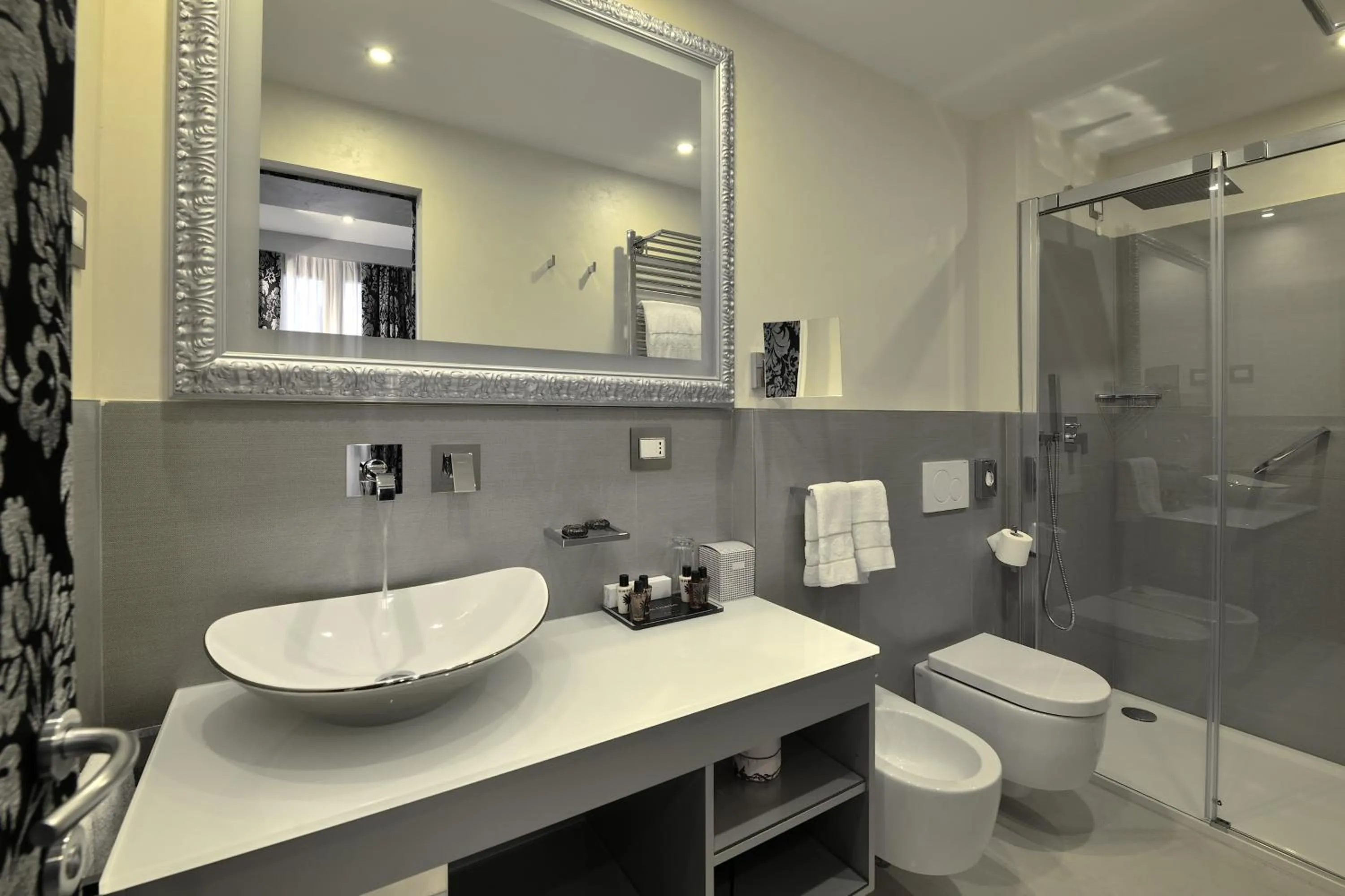 Shower in Al Theatro Palace