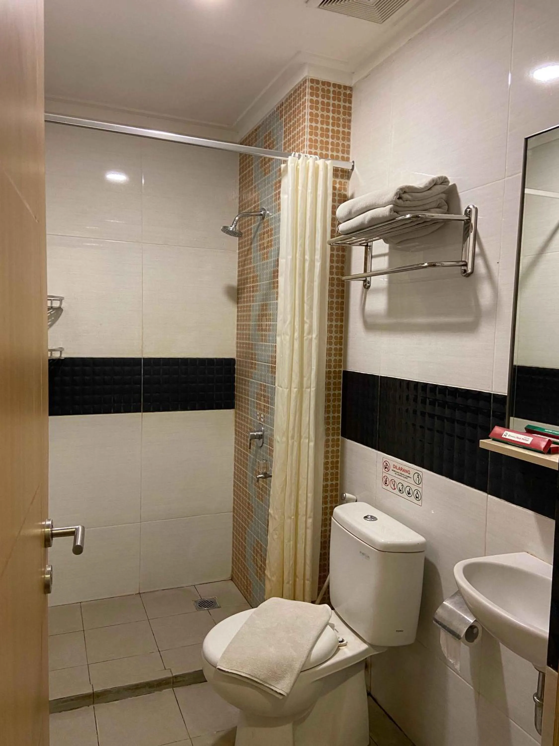 Bathroom in Green Red Hotel Syariah Jombang