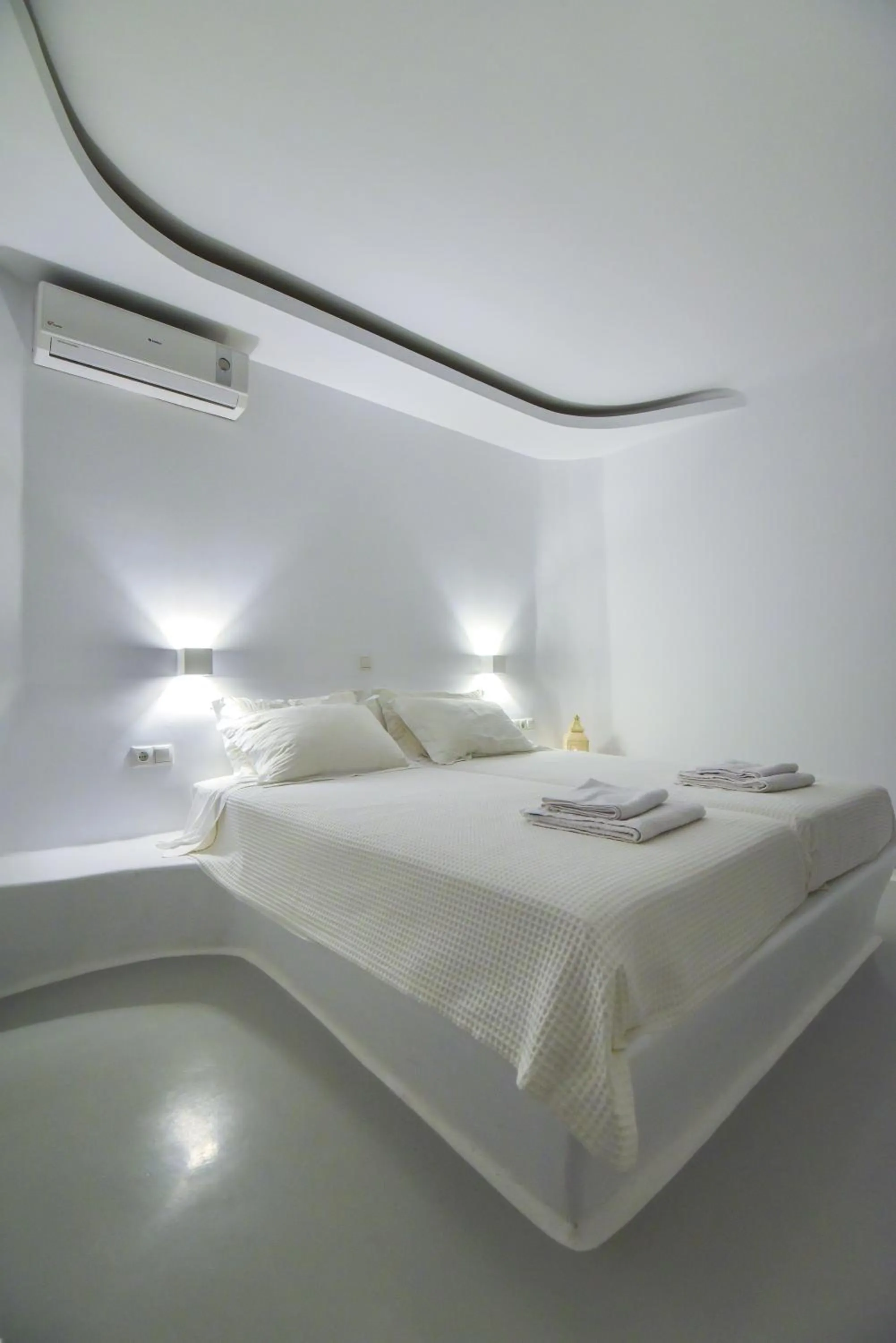 Photo of the whole room, Bed in Cavos