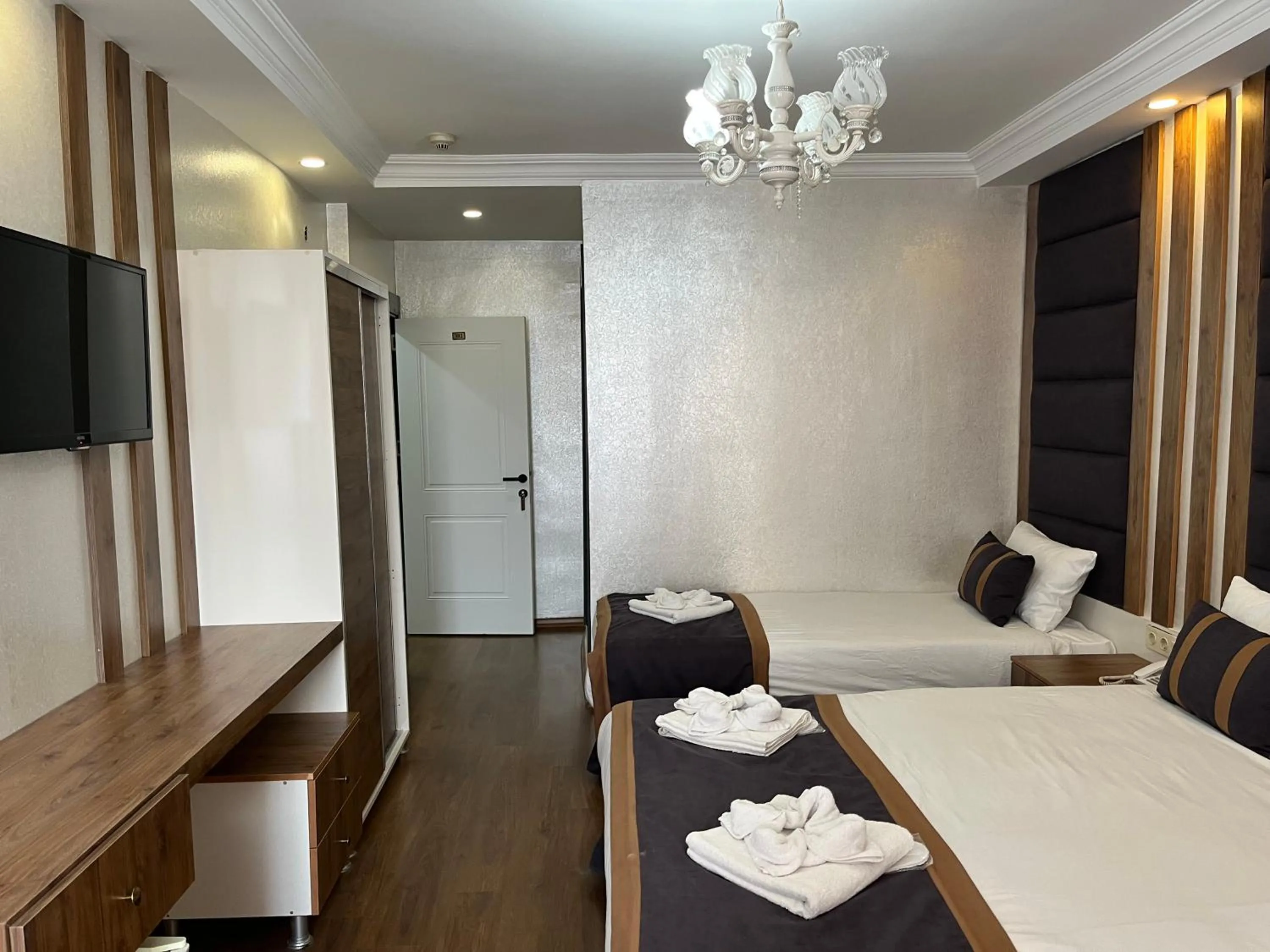 TV and multimedia, Bed in Nova Roma Hotel