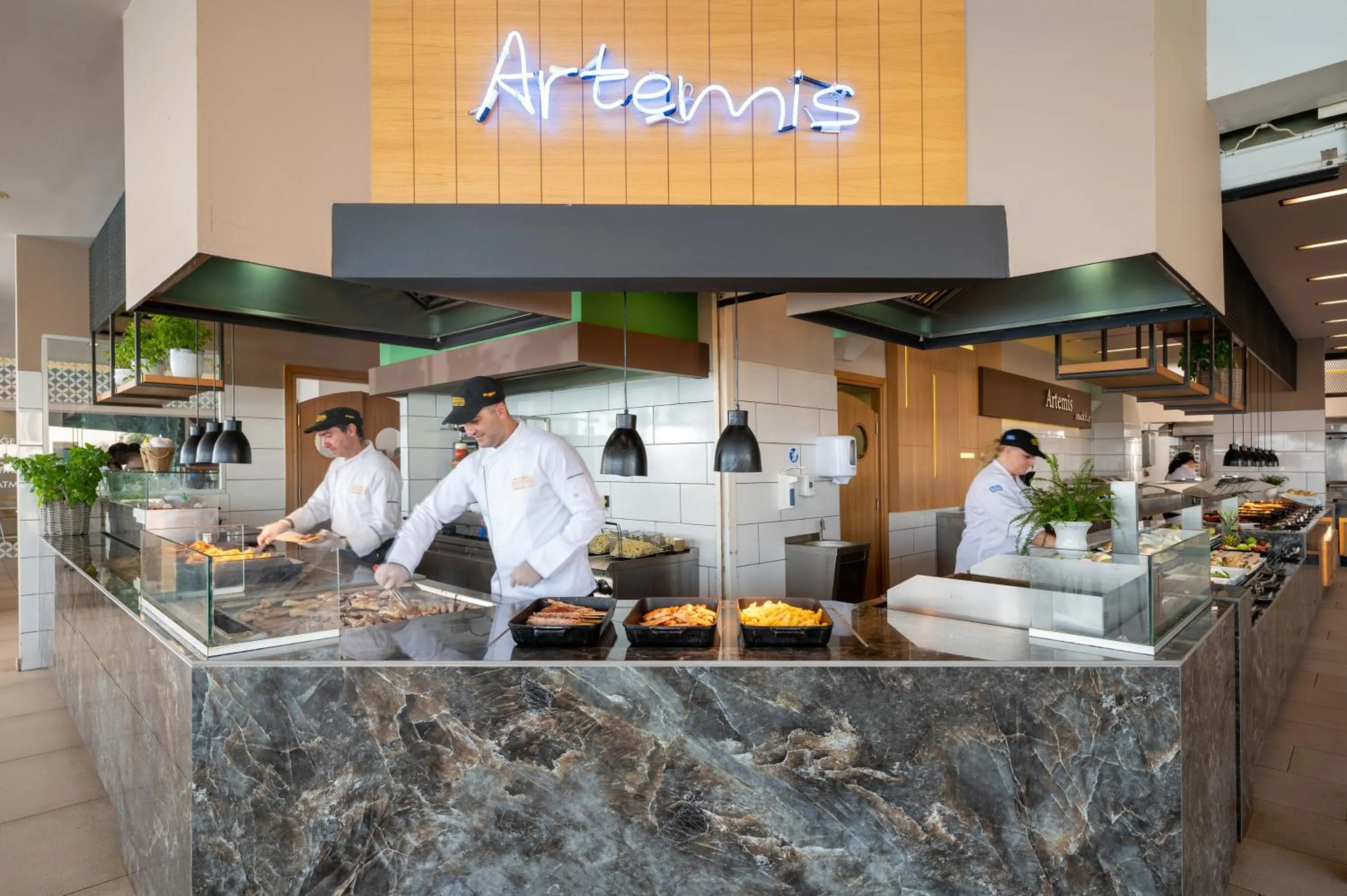 Restaurant/places to eat in Royal & Imperial Belvedere Resort