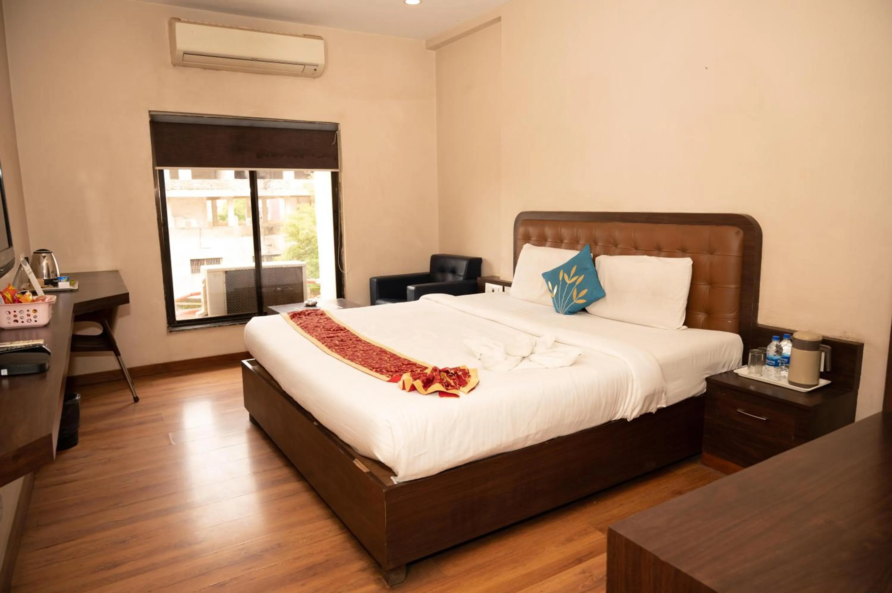 Bedroom, Bed in The Himalaya Park