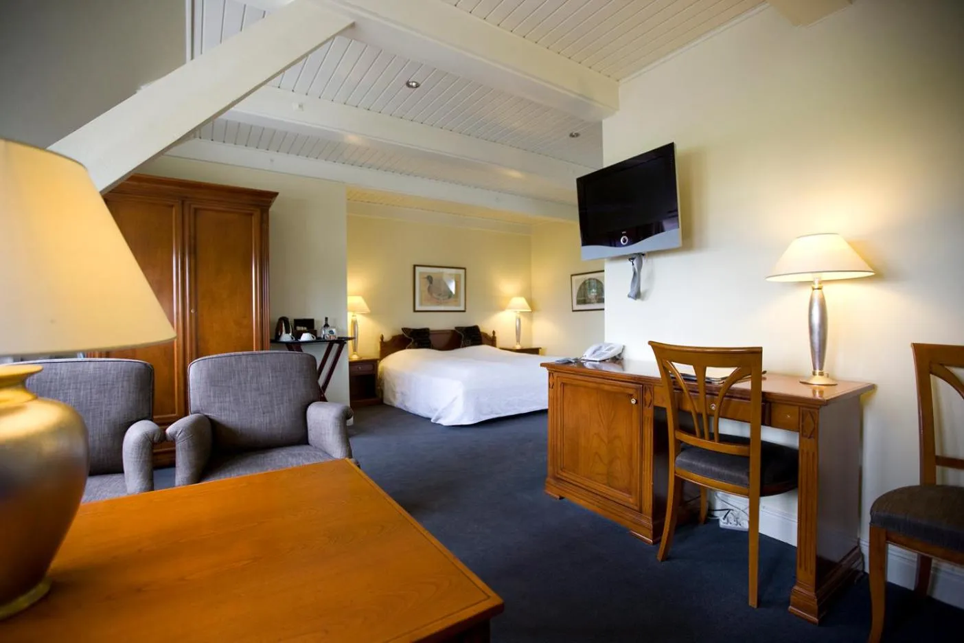 Living room, Bed in Munkebo Kro & Hotel