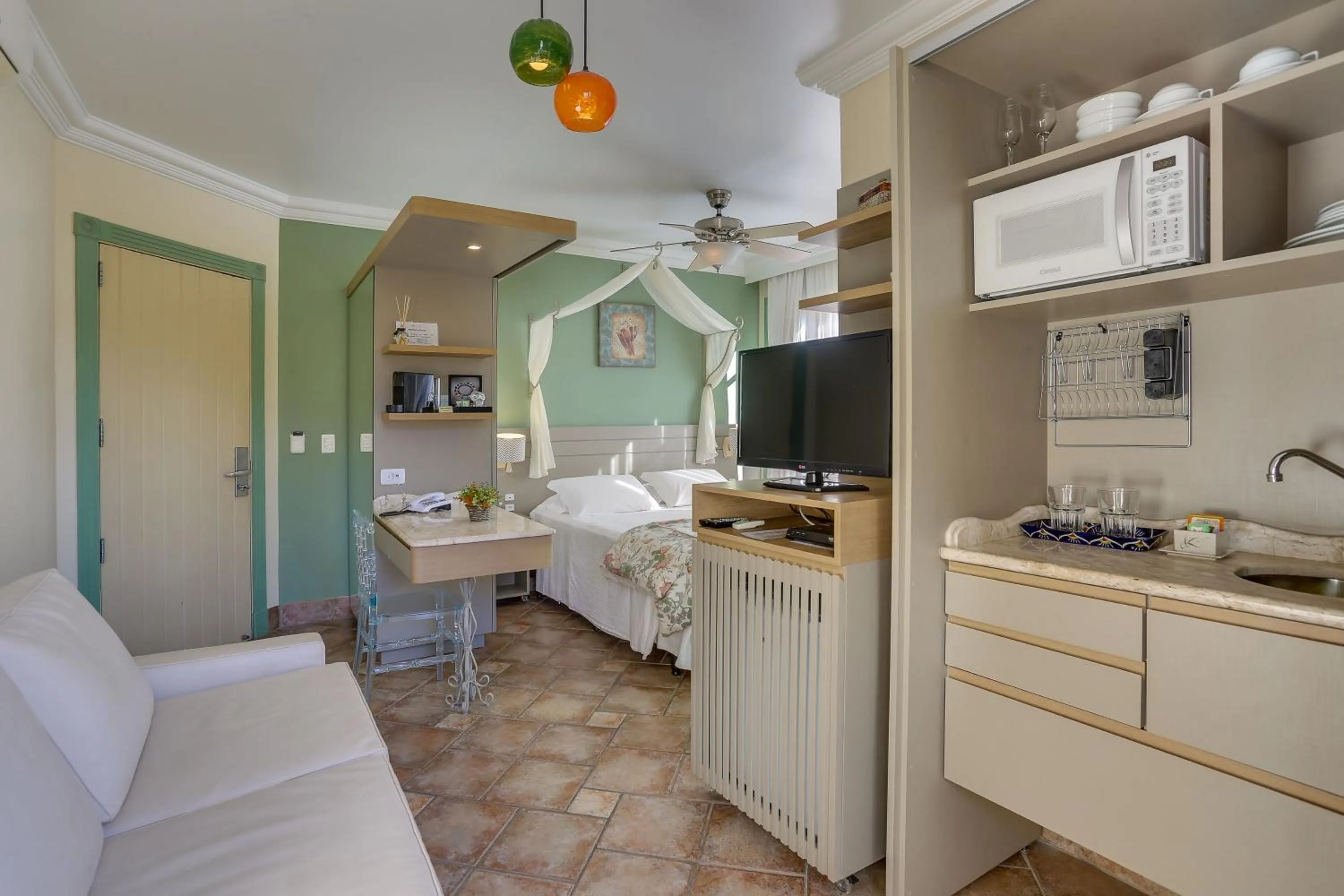 Kitchen or kitchenette, Bed in Villas Jurerê Hotel Boutique