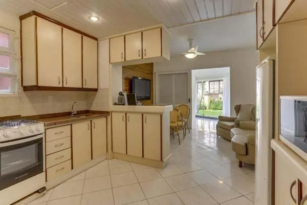 Kitchen or kitchenette in Villas Jurerê Hotel Boutique