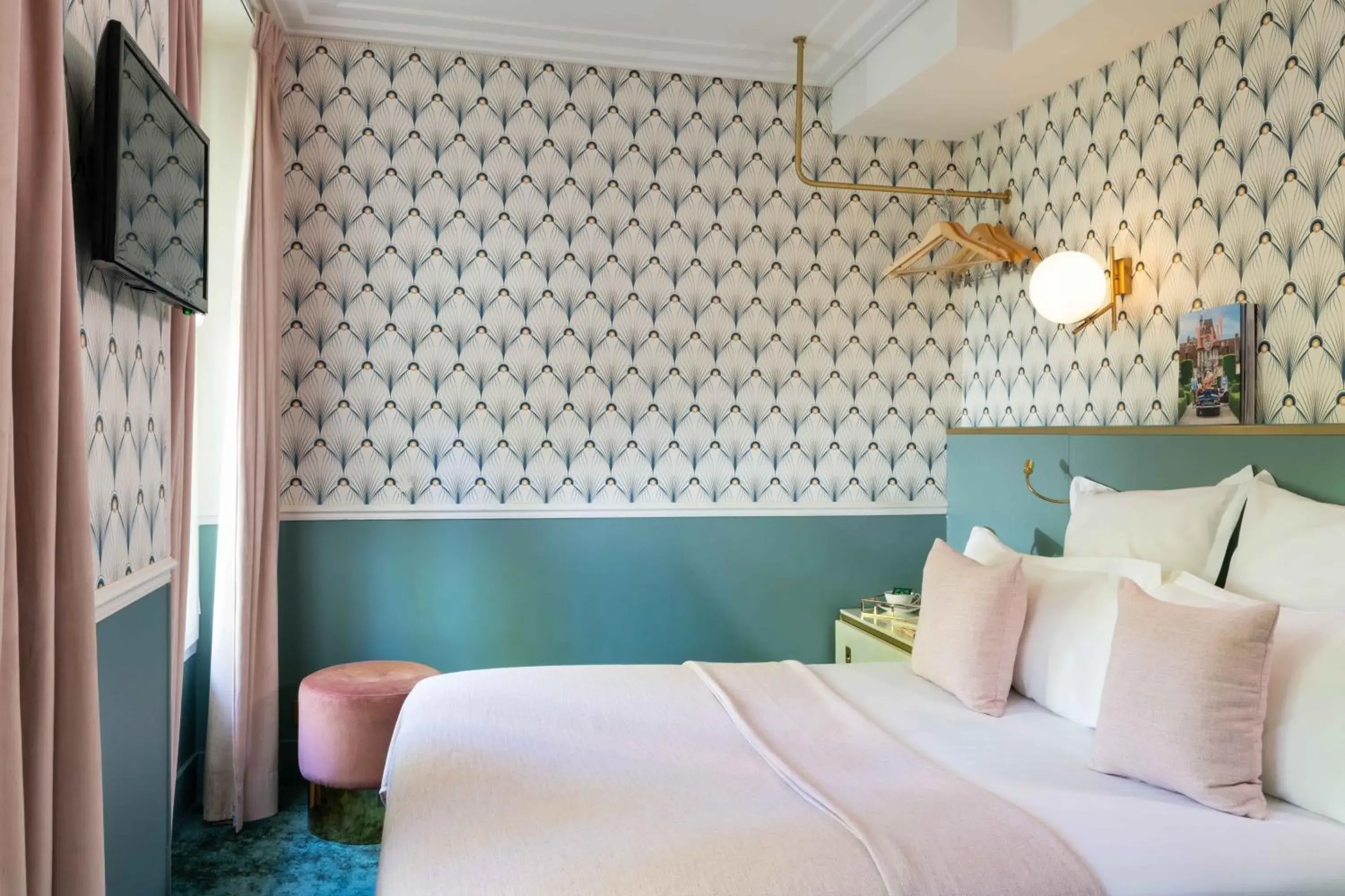 Bedroom, Bed in Hôtel Léna Bedroom, Bed in Hôtel Léna