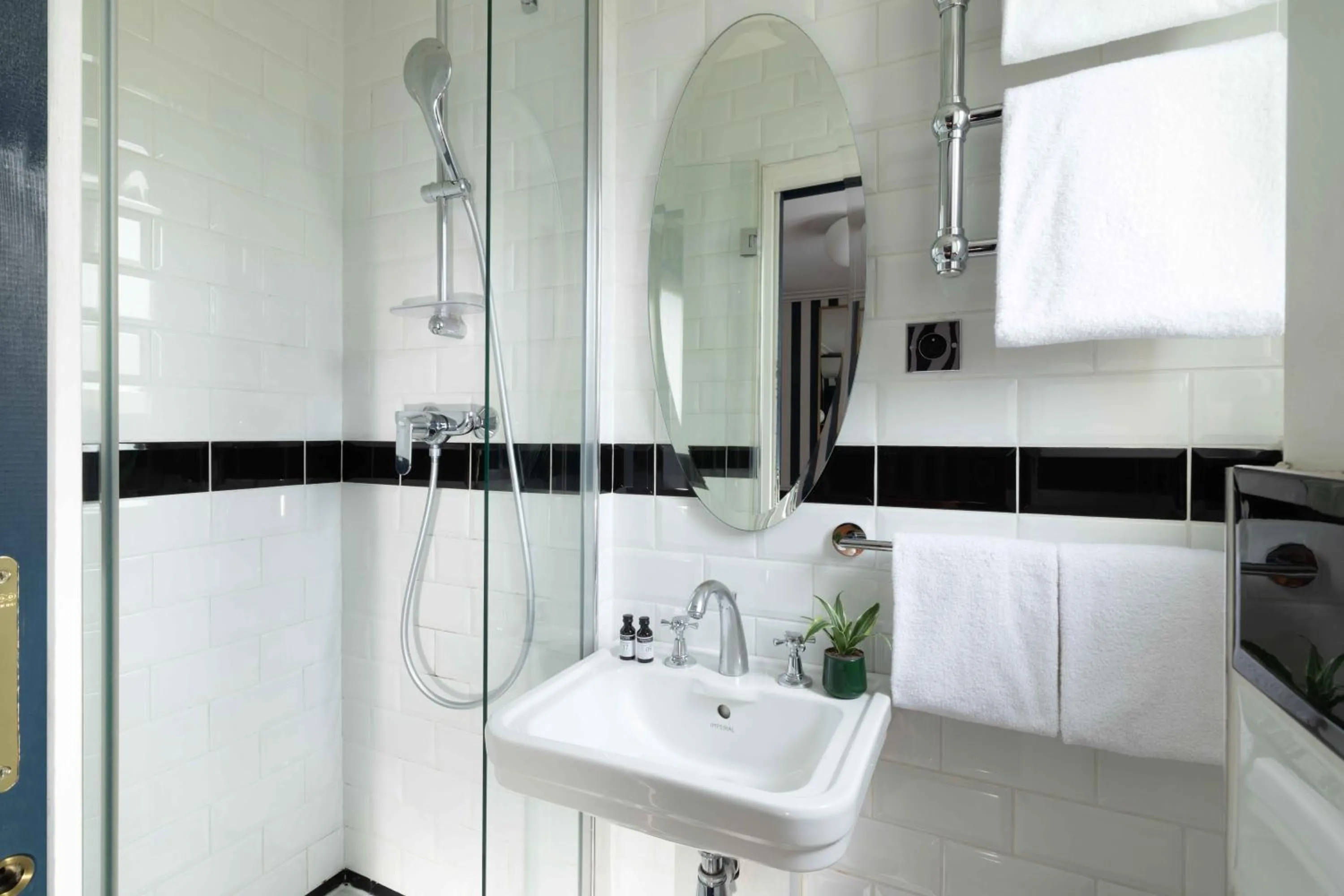 Shower in Hôtel Léna