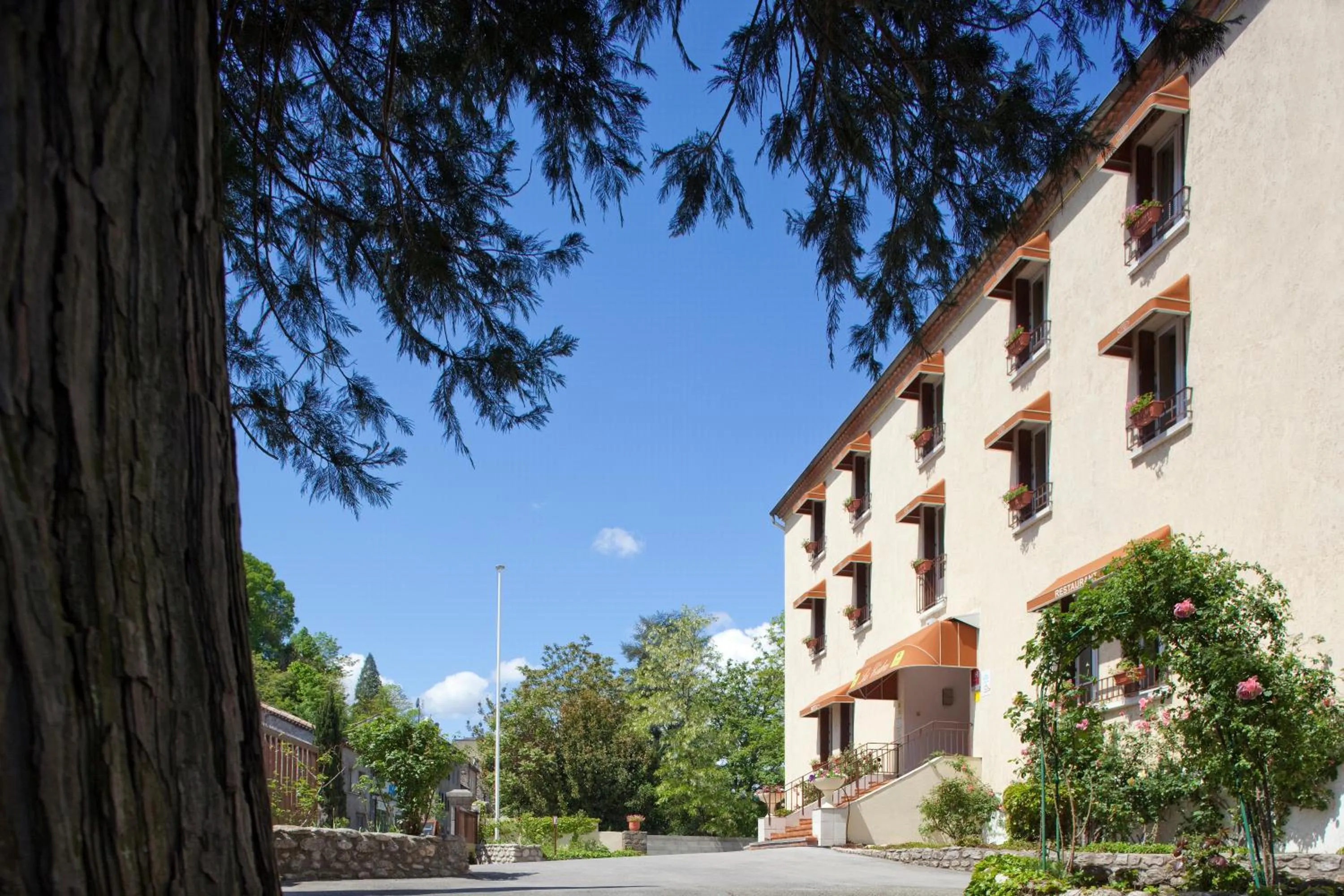 Facade/entrance in Logis Hôtel Restaurant Les Cèdres