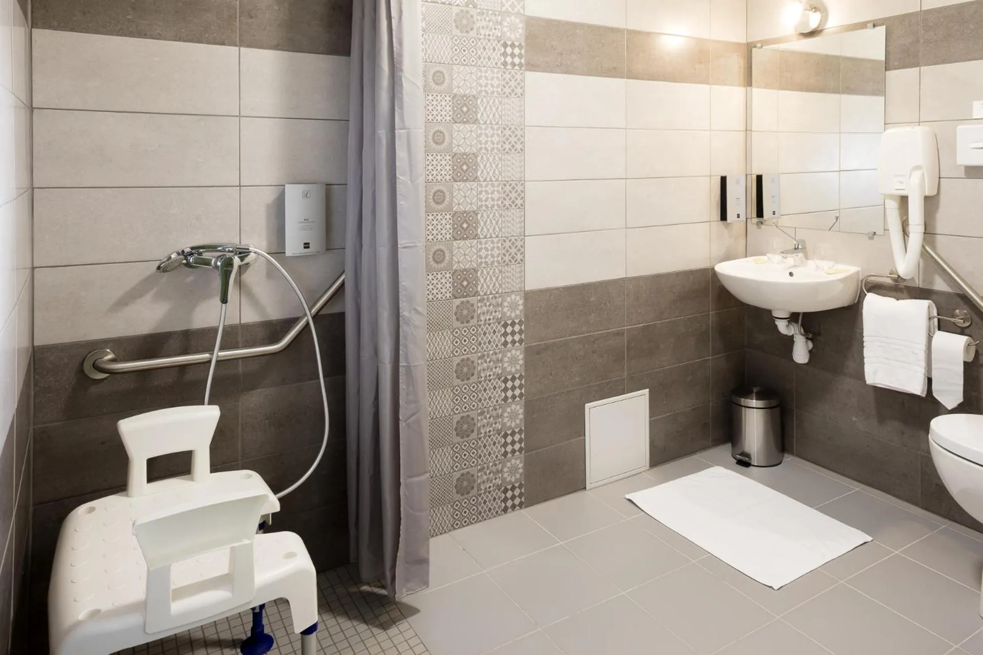 Shower in Logis Hôtel Restaurant Les Cèdres