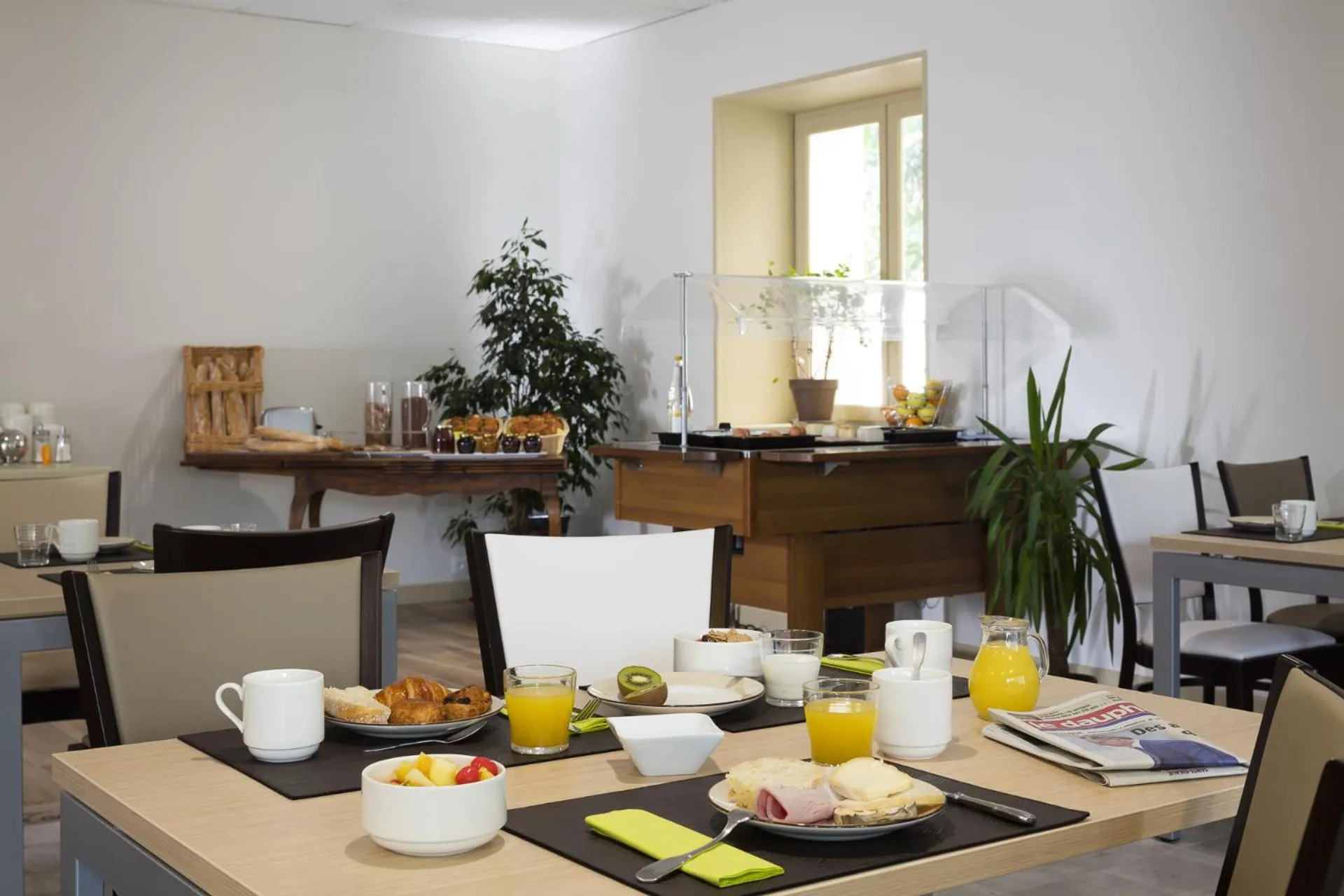 Buffet breakfast in Logis Hôtel Restaurant Les Cèdres