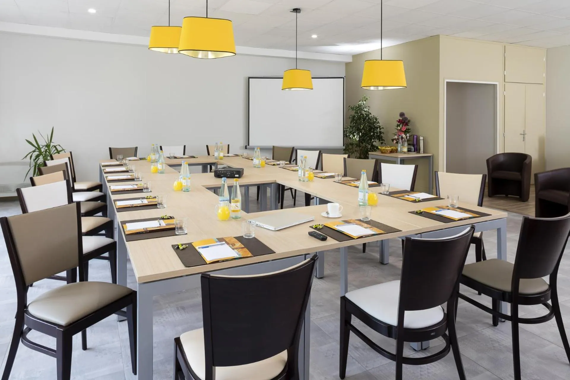Meeting/conference room in Logis Hôtel Restaurant Les Cèdres