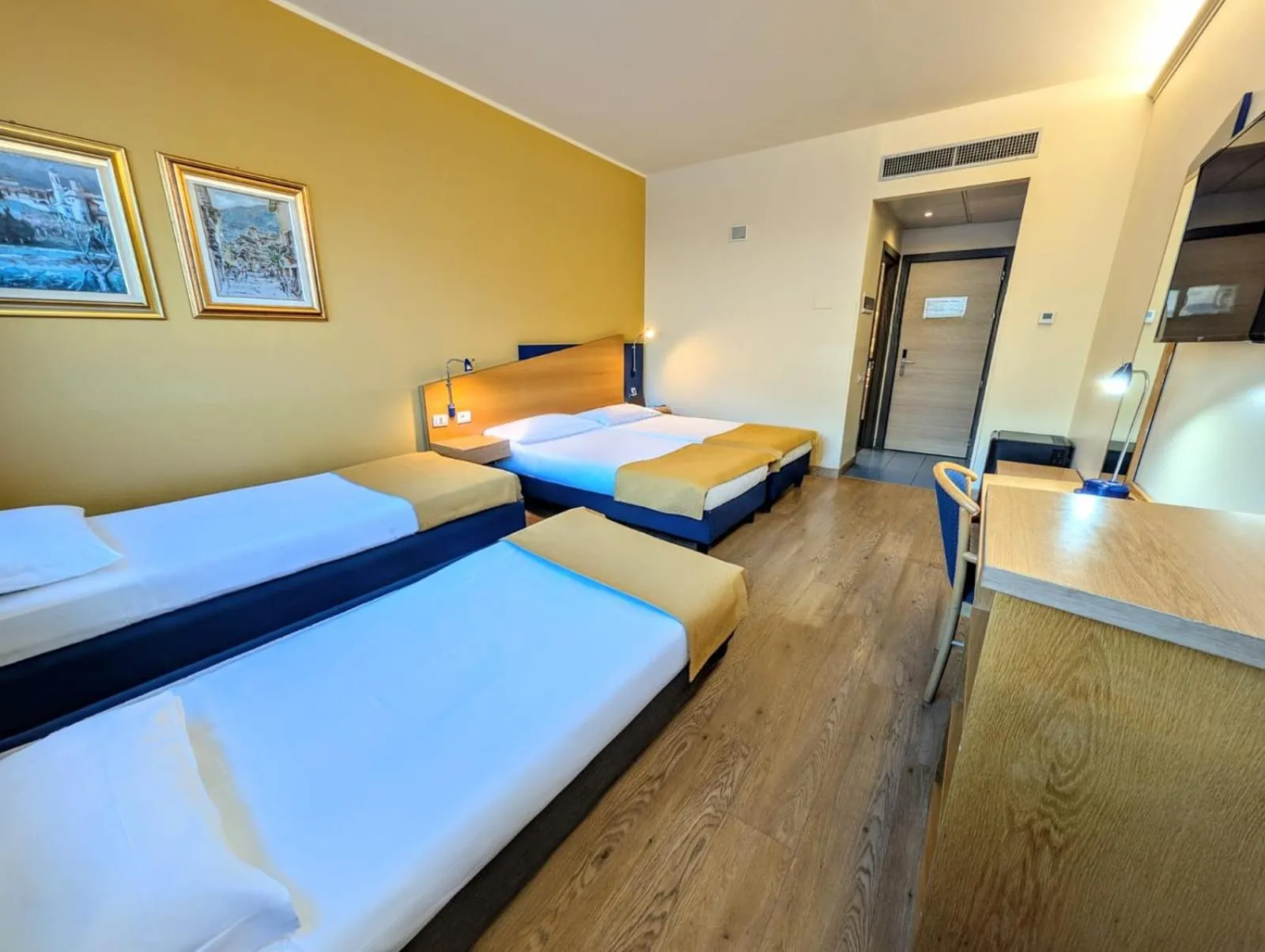 Bed in Hotel Express Aosta East